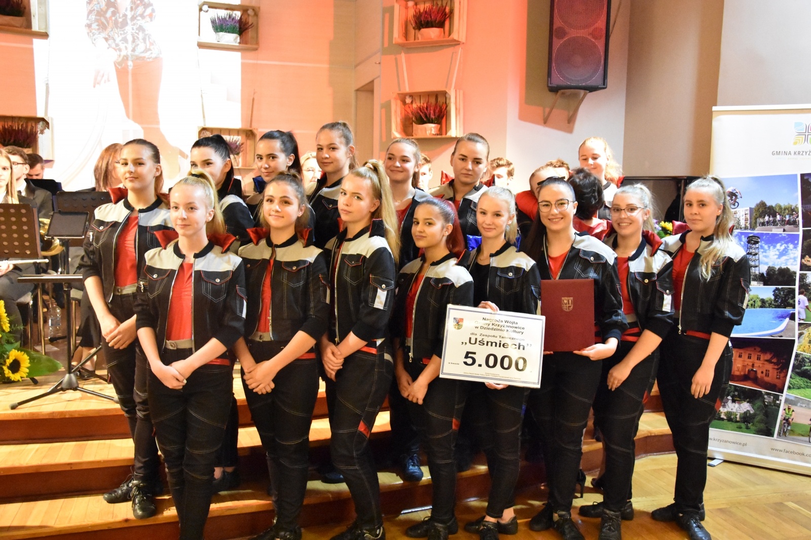 Zdjęcie w galerii na portalu naszraciborz.pl: Gmina Krzyżanowice weszła w nowy rok kulturalny. Wójt wręczył nagrody wiadomości z regionu