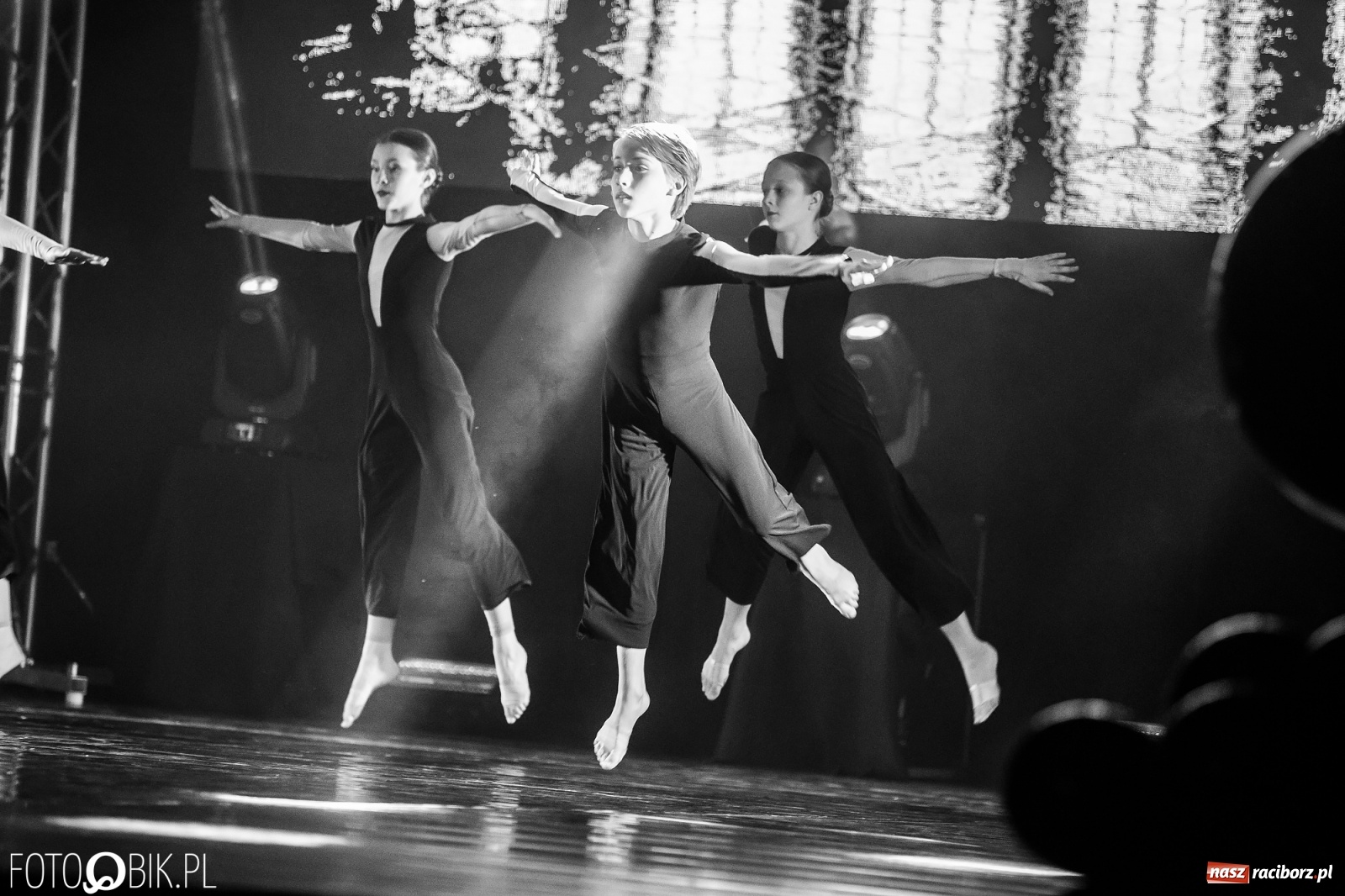 Zdjęcie w galerii na portalu naszraciborz.pl: Jubileuszowa gala zespołu tanecznego Skaza w Raciborskim Centrum Kultury wiadomości z regionu