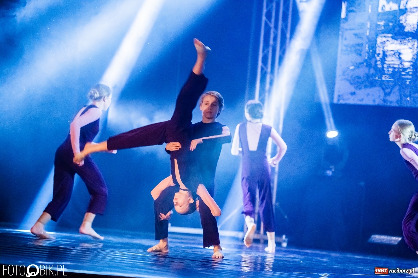 Zdjęcie w galerii na portalu naszraciborz.pl: Jubileuszowa gala zespołu tanecznego Skaza w Raciborskim Centrum Kultury wiadomości z regionu