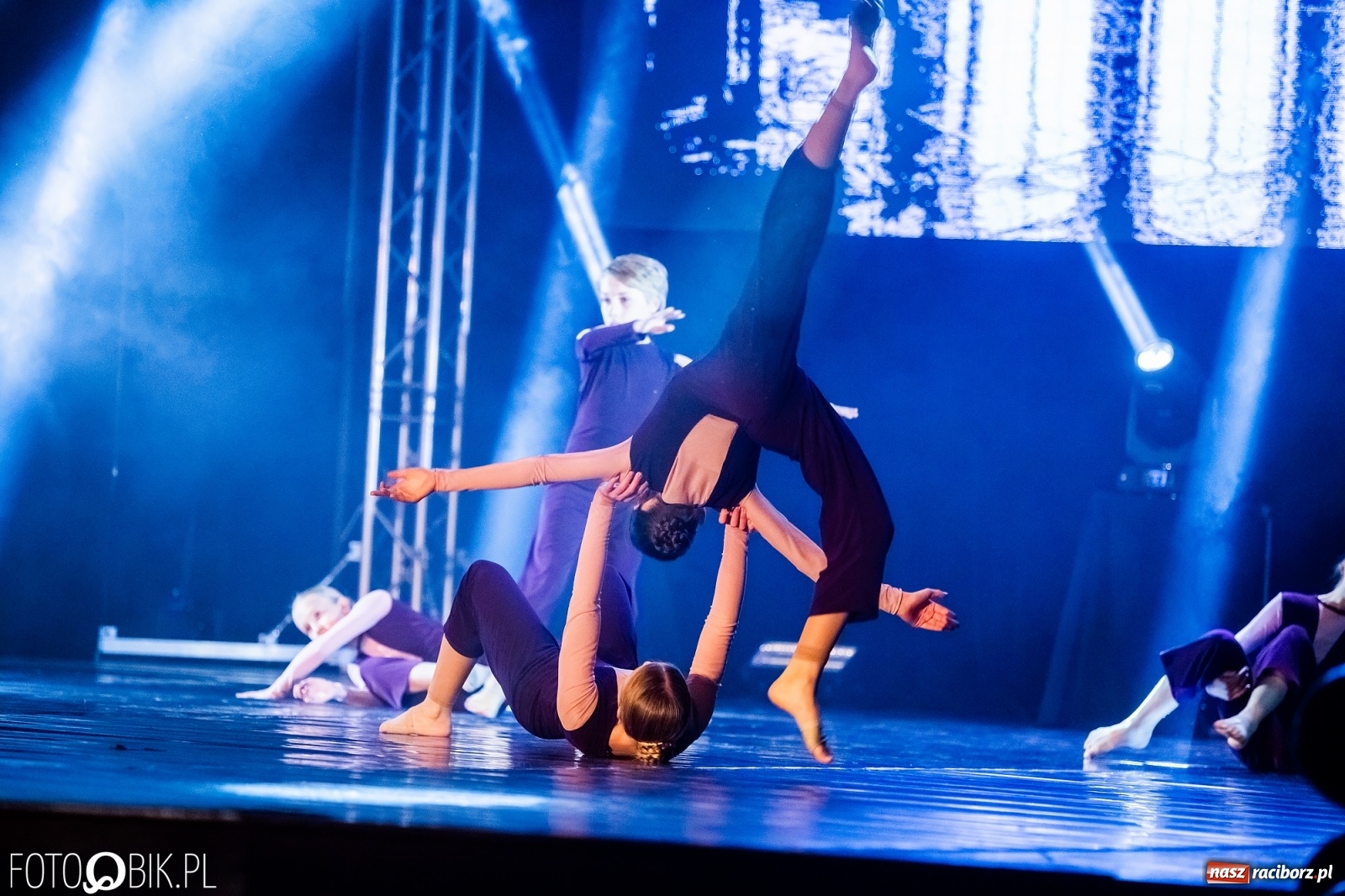 Zdjęcie w galerii na portalu naszraciborz.pl: Jubileuszowa gala zespołu tanecznego Skaza w Raciborskim Centrum Kultury wiadomości z regionu