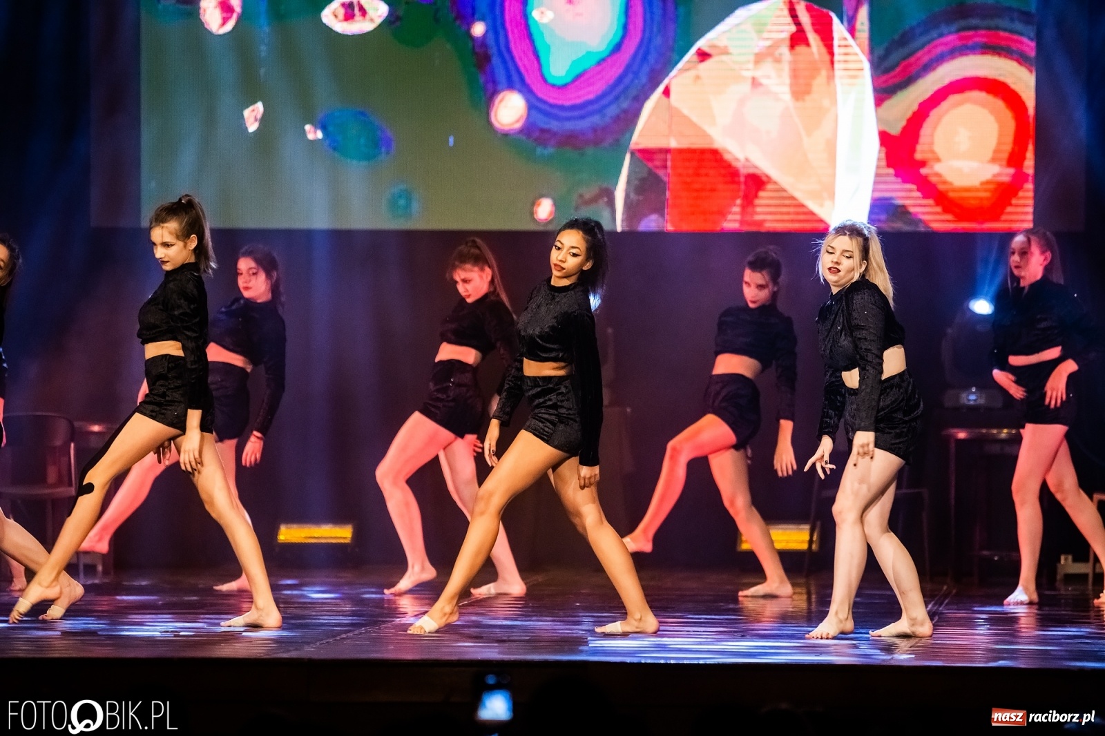Zdjęcie w galerii na portalu naszraciborz.pl: Jubileuszowa gala zespołu tanecznego Skaza w Raciborskim Centrum Kultury wiadomości z regionu