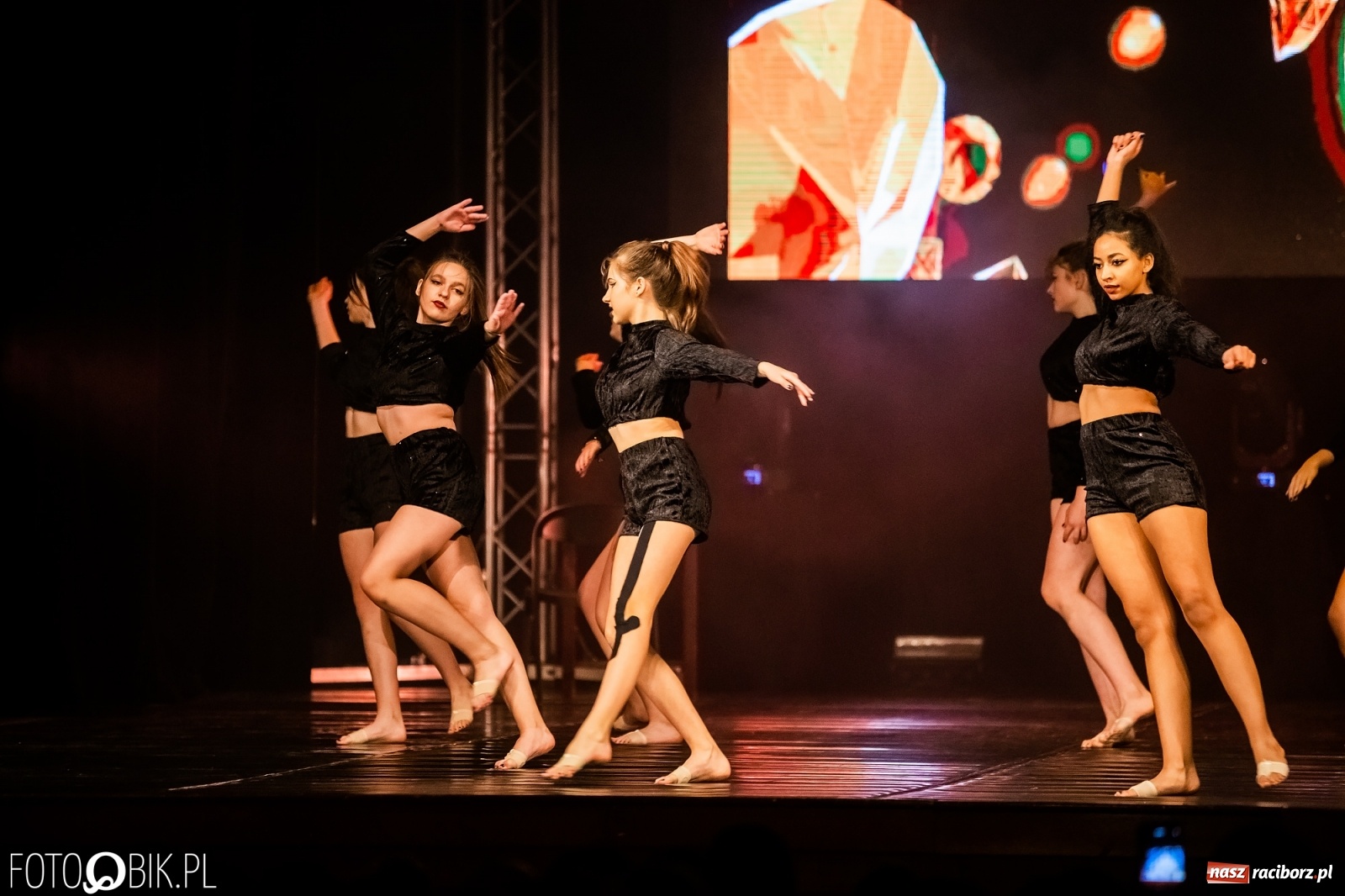 Zdjęcie w galerii na portalu naszraciborz.pl: Jubileuszowa gala zespołu tanecznego Skaza w Raciborskim Centrum Kultury wiadomości z regionu