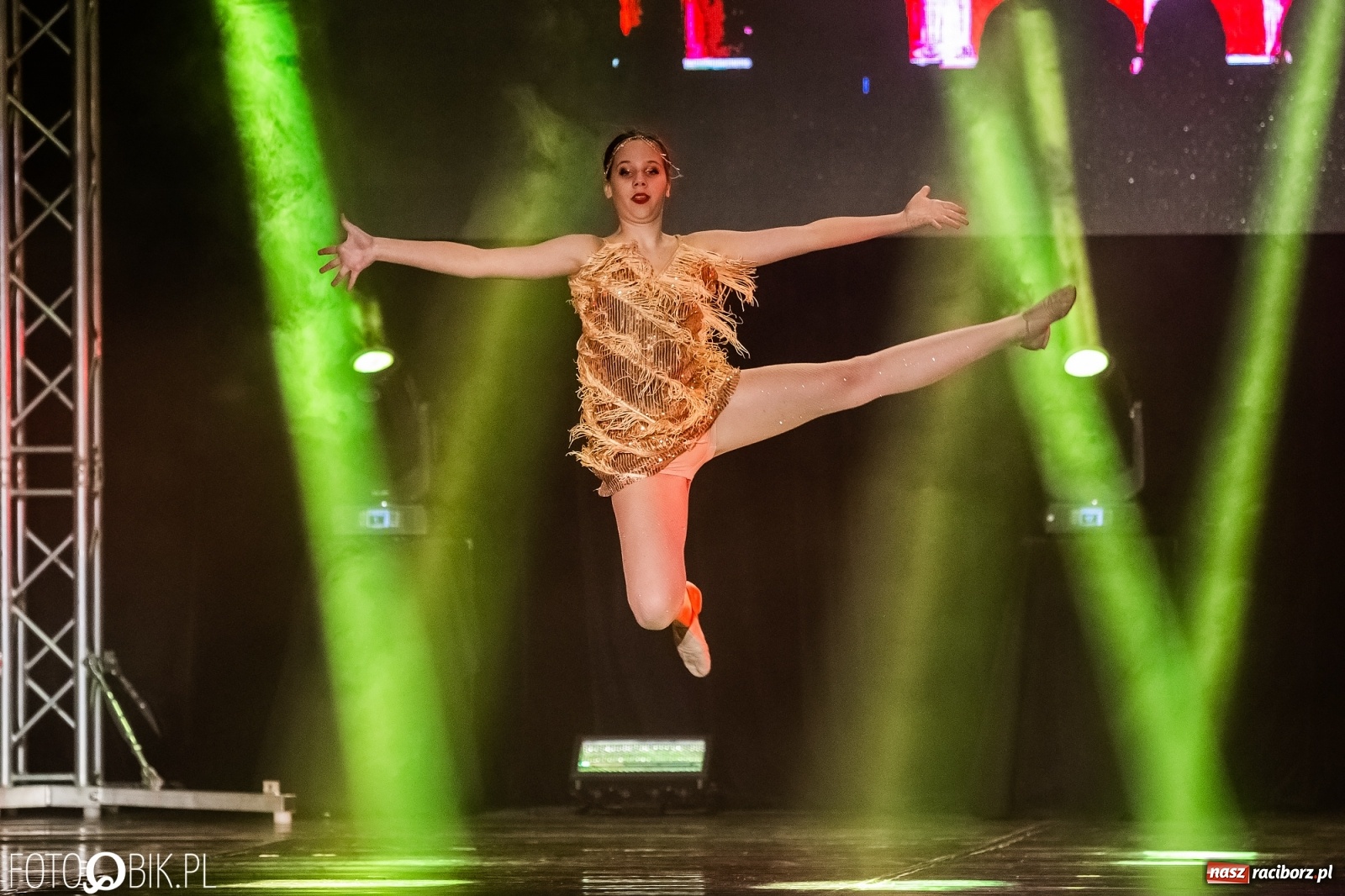 Zdjęcie w galerii na portalu naszraciborz.pl: Jubileuszowa gala zespołu tanecznego Skaza w Raciborskim Centrum Kultury wiadomości z regionu