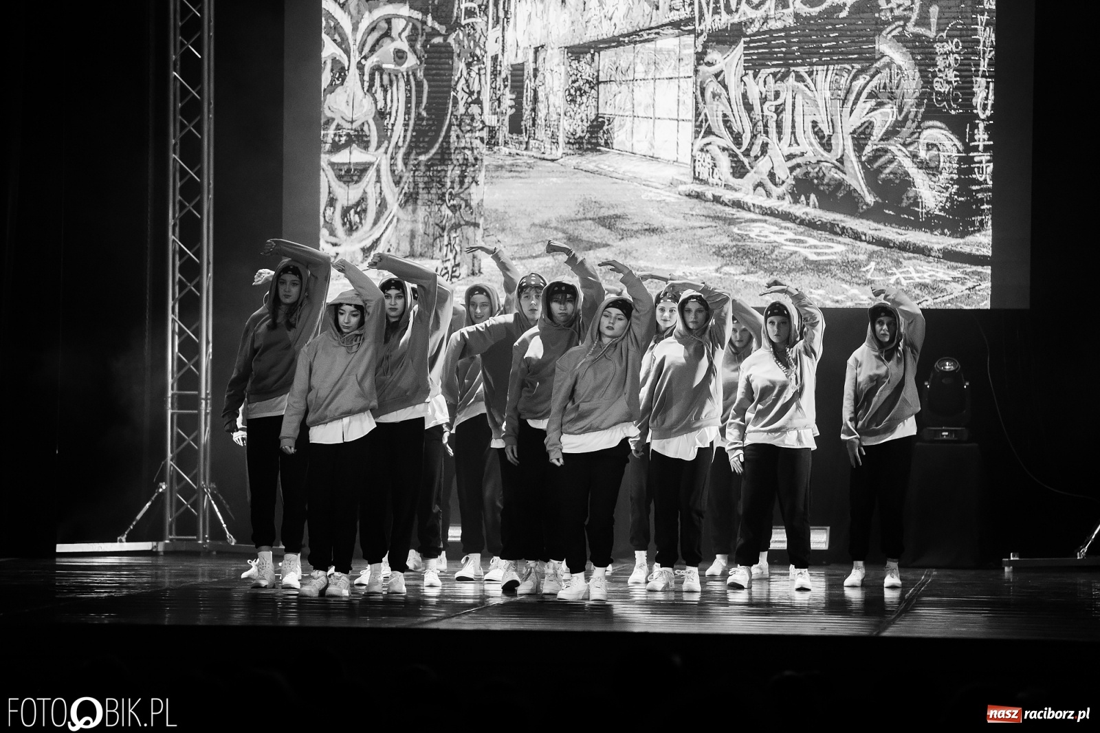 Zdjęcie w galerii na portalu naszraciborz.pl: Jubileuszowa gala zespołu tanecznego Skaza w Raciborskim Centrum Kultury wiadomości z regionu