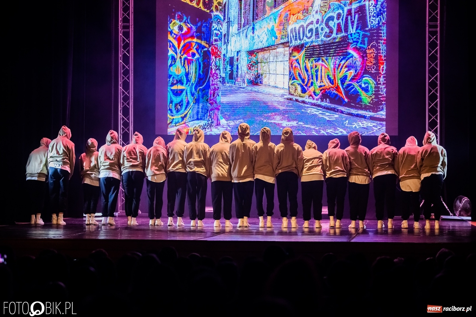 Zdjęcie w galerii na portalu naszraciborz.pl: Jubileuszowa gala zespołu tanecznego Skaza w Raciborskim Centrum Kultury wiadomości z regionu