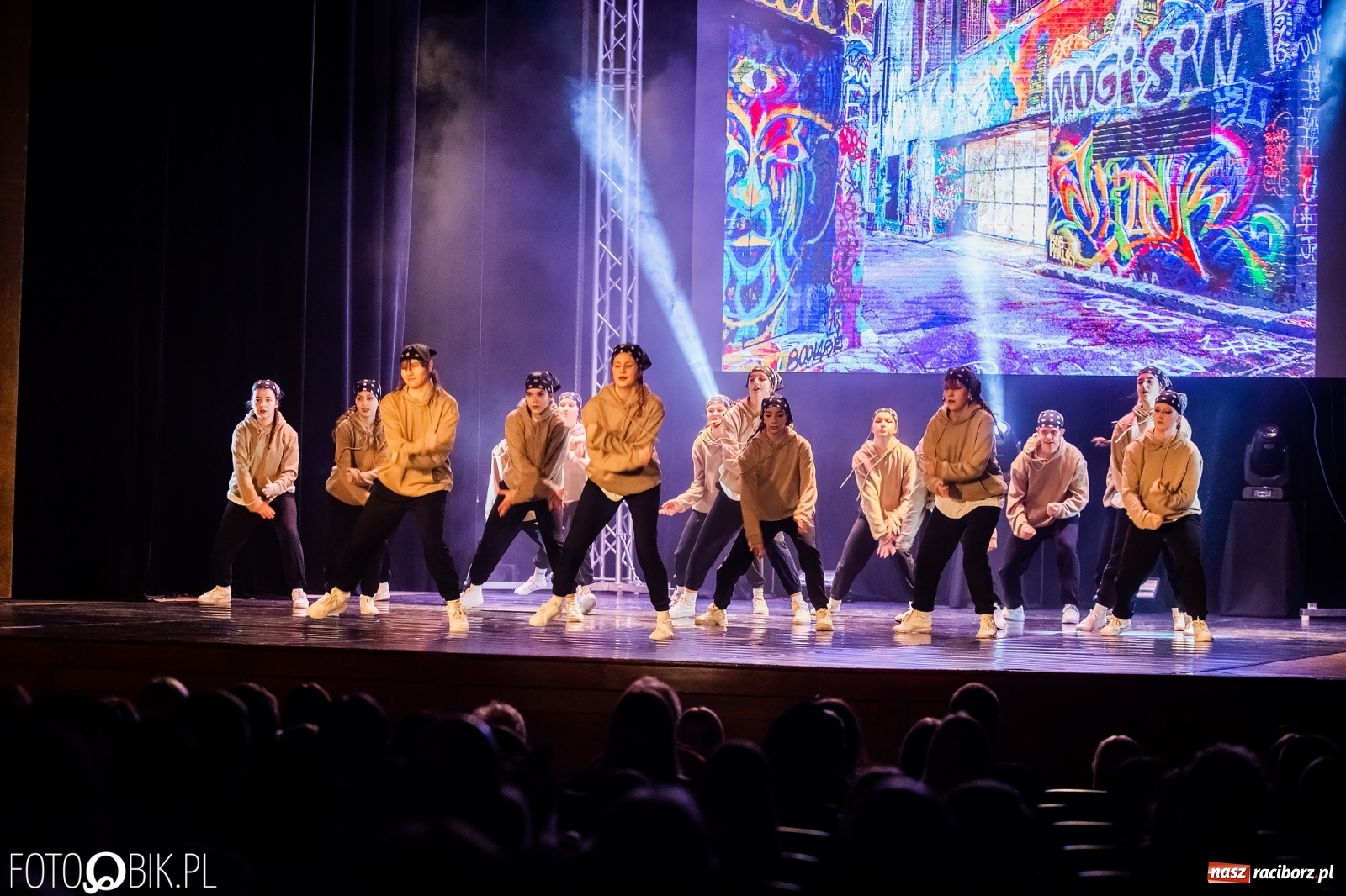 Zdjęcie w galerii na portalu naszraciborz.pl: Jubileuszowa gala zespołu tanecznego Skaza w Raciborskim Centrum Kultury wiadomości z regionu