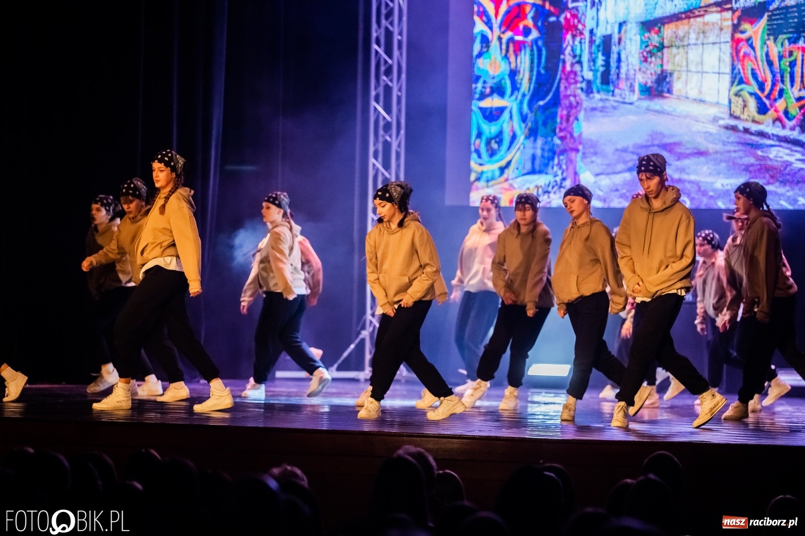 Zdjęcie w galerii na portalu naszraciborz.pl: Jubileuszowa gala zespołu tanecznego Skaza w Raciborskim Centrum Kultury wiadomości z regionu