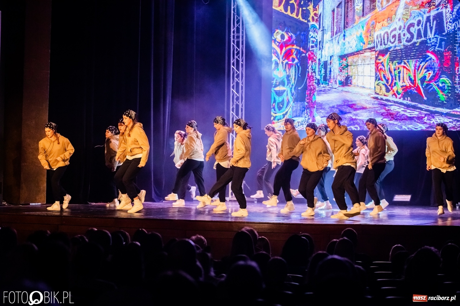 Zdjęcie w galerii na portalu naszraciborz.pl: Jubileuszowa gala zespołu tanecznego Skaza w Raciborskim Centrum Kultury wiadomości z regionu