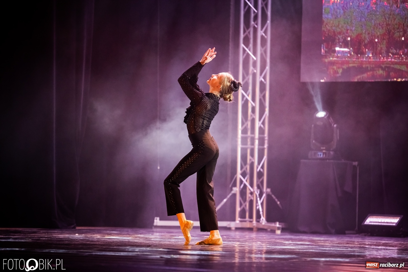 Zdjęcie w galerii na portalu naszraciborz.pl: Jubileuszowa gala zespołu tanecznego Skaza w Raciborskim Centrum Kultury wiadomości z regionu