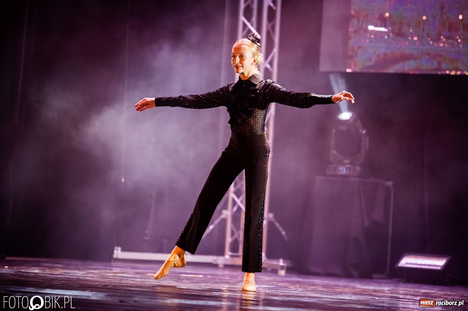 Zdjęcie w galerii na portalu naszraciborz.pl: Jubileuszowa gala zespołu tanecznego Skaza w Raciborskim Centrum Kultury wiadomości z regionu