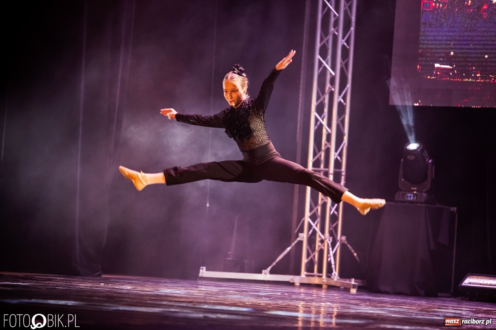 Zdjęcie w galerii na portalu naszraciborz.pl: Jubileuszowa gala zespołu tanecznego Skaza w Raciborskim Centrum Kultury wiadomości z regionu