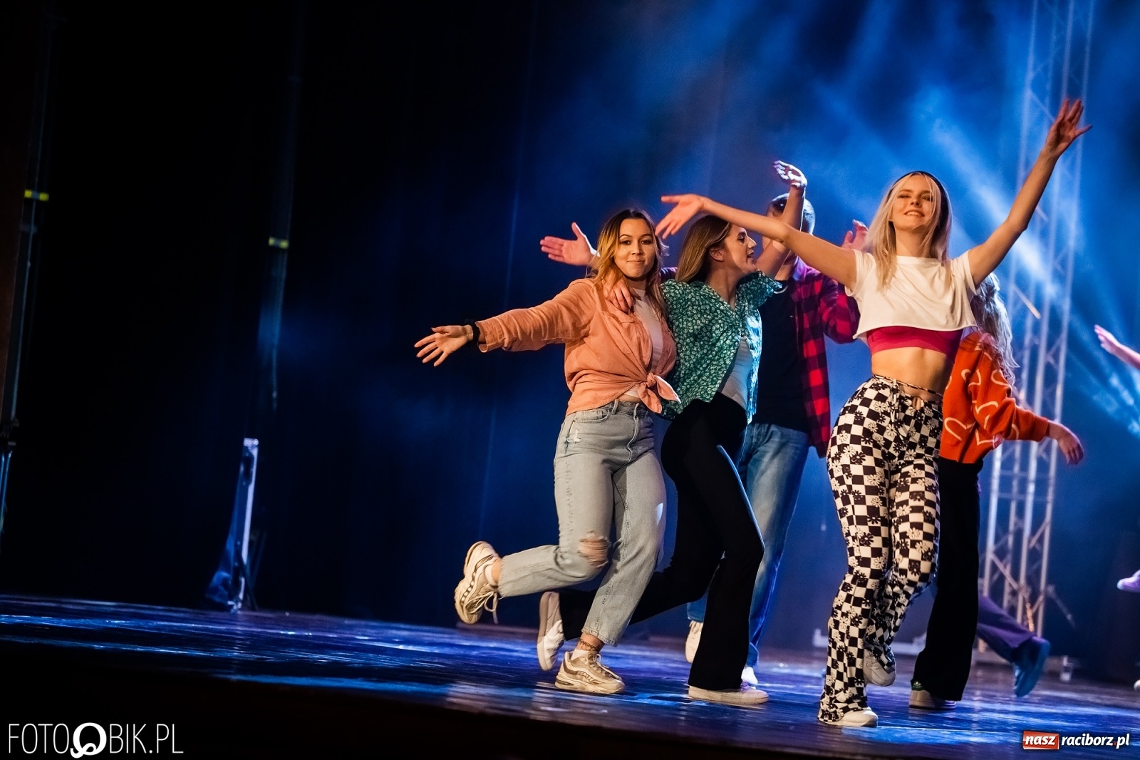 Zdjęcie w galerii na portalu naszraciborz.pl: Jubileuszowa gala zespołu tanecznego Skaza w Raciborskim Centrum Kultury wiadomości z regionu