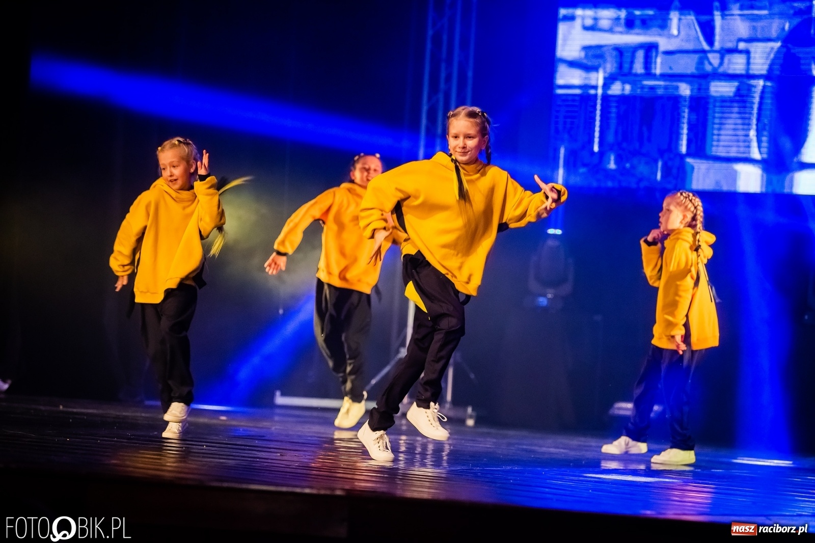 Zdjęcie w galerii na portalu naszraciborz.pl: Jubileuszowa gala zespołu tanecznego Skaza w Raciborskim Centrum Kultury wiadomości z regionu