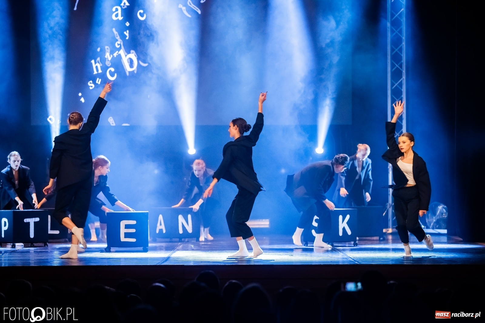 Zdjęcie w galerii na portalu naszraciborz.pl: Jubileuszowa gala zespołu tanecznego Skaza w Raciborskim Centrum Kultury wiadomości z regionu