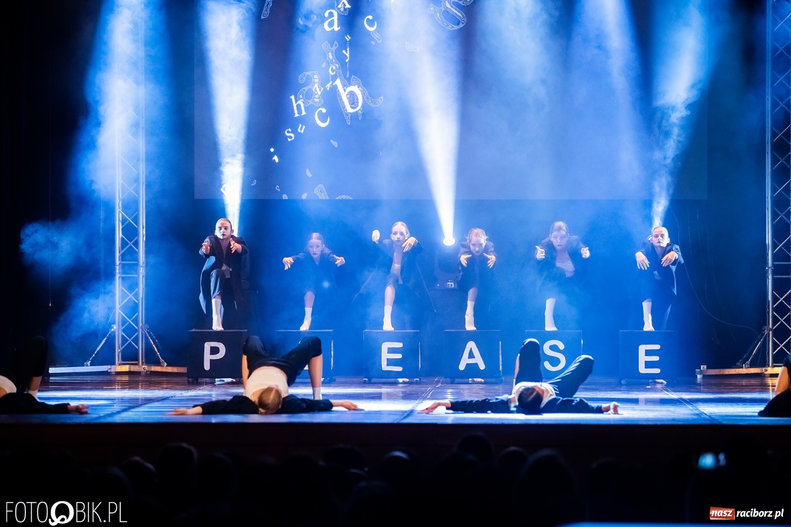 Zdjęcie w galerii na portalu naszraciborz.pl: Jubileuszowa gala zespołu tanecznego Skaza w Raciborskim Centrum Kultury wiadomości z regionu