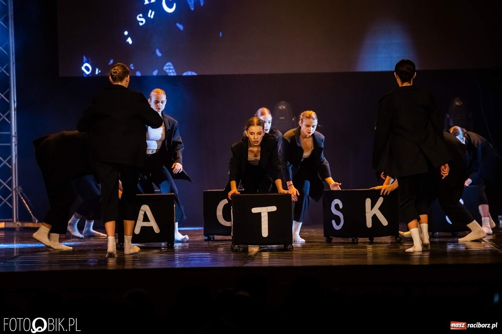 Zdjęcie w galerii na portalu naszraciborz.pl: Jubileuszowa gala zespołu tanecznego Skaza w Raciborskim Centrum Kultury wiadomości z regionu