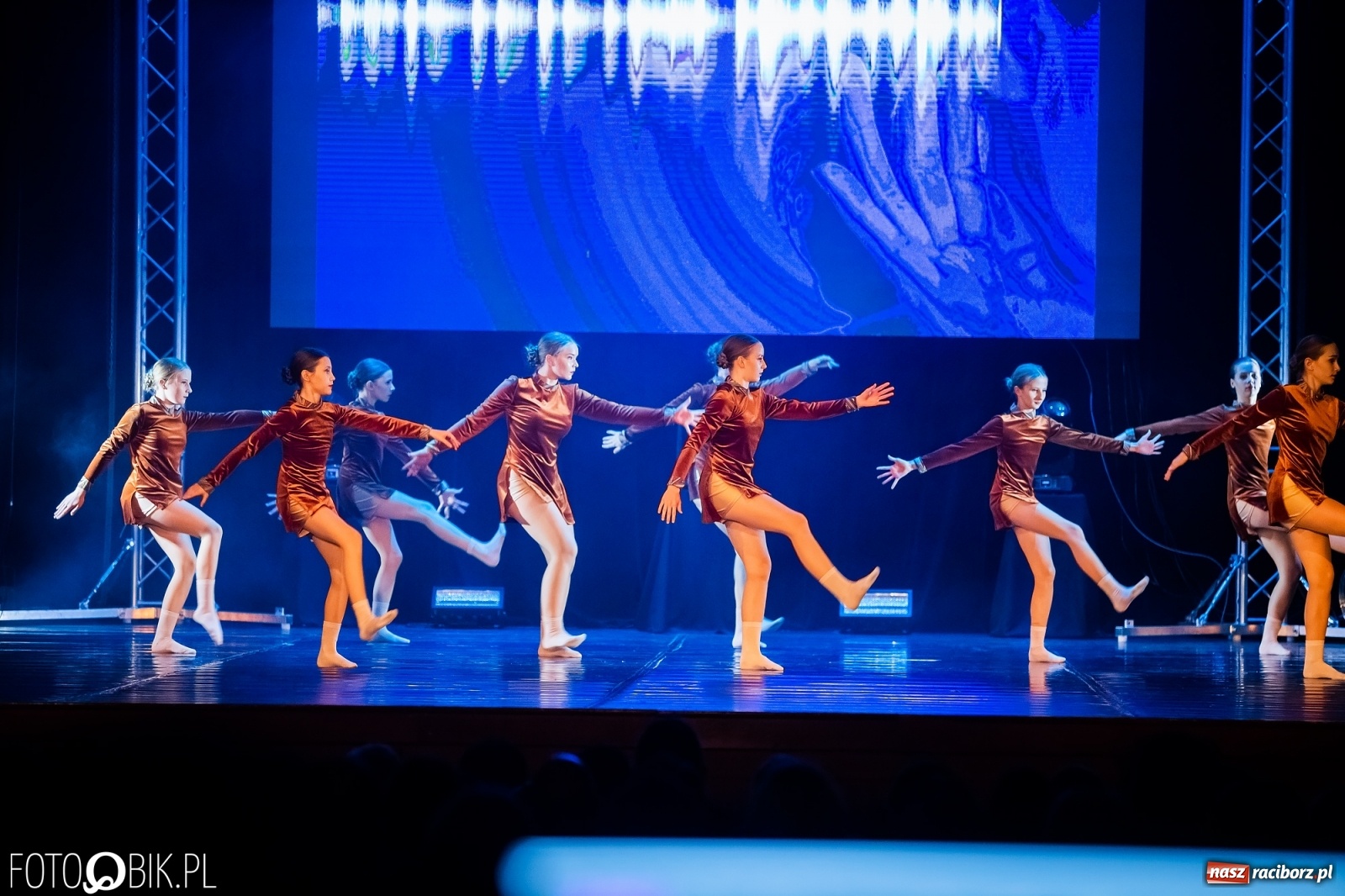 Zdjęcie w galerii na portalu naszraciborz.pl: Jubileuszowa gala zespołu tanecznego Skaza w Raciborskim Centrum Kultury wiadomości z regionu