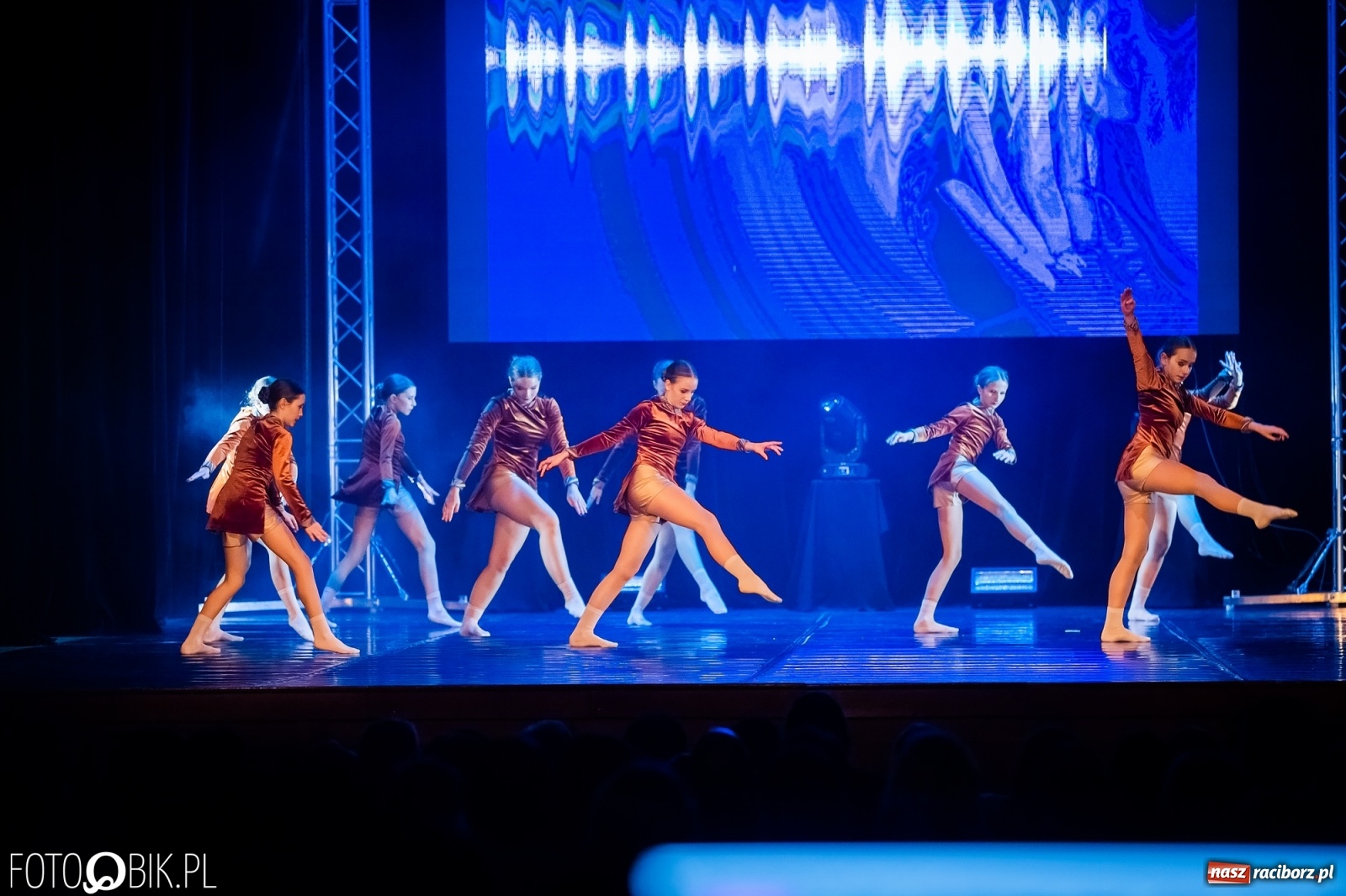 Zdjęcie w galerii na portalu naszraciborz.pl: Jubileuszowa gala zespołu tanecznego Skaza w Raciborskim Centrum Kultury wiadomości z regionu