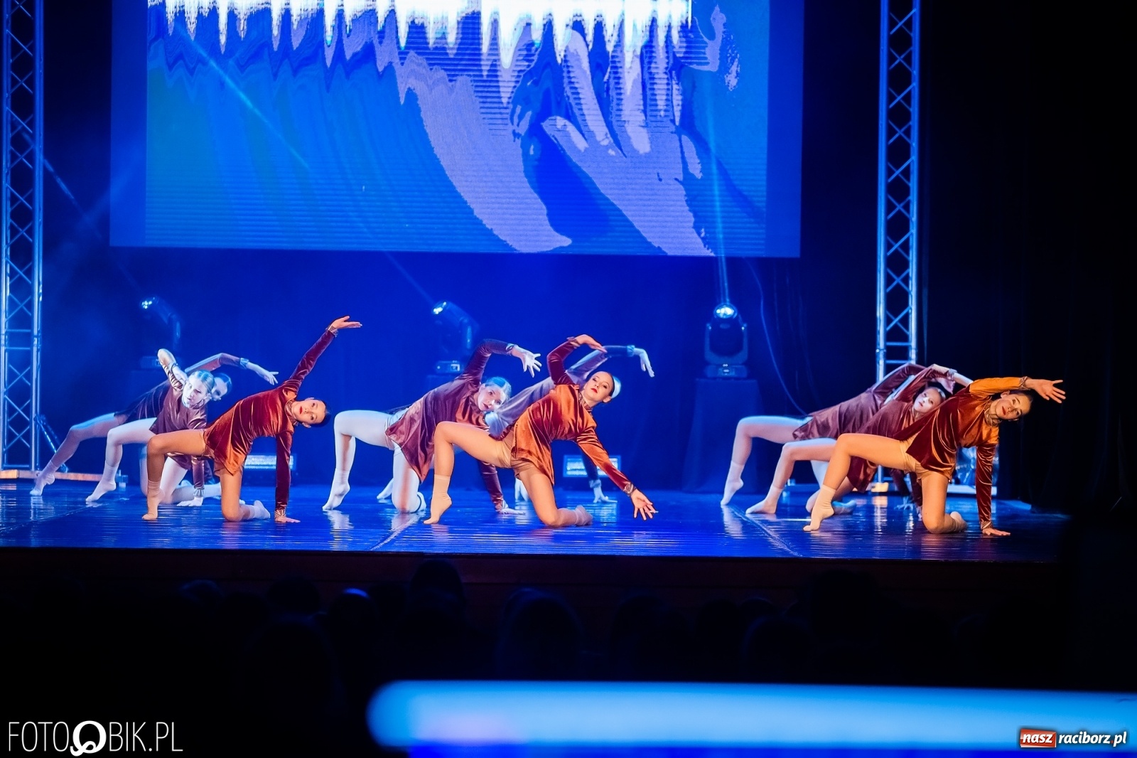 Zdjęcie w galerii na portalu naszraciborz.pl: Jubileuszowa gala zespołu tanecznego Skaza w Raciborskim Centrum Kultury wiadomości z regionu