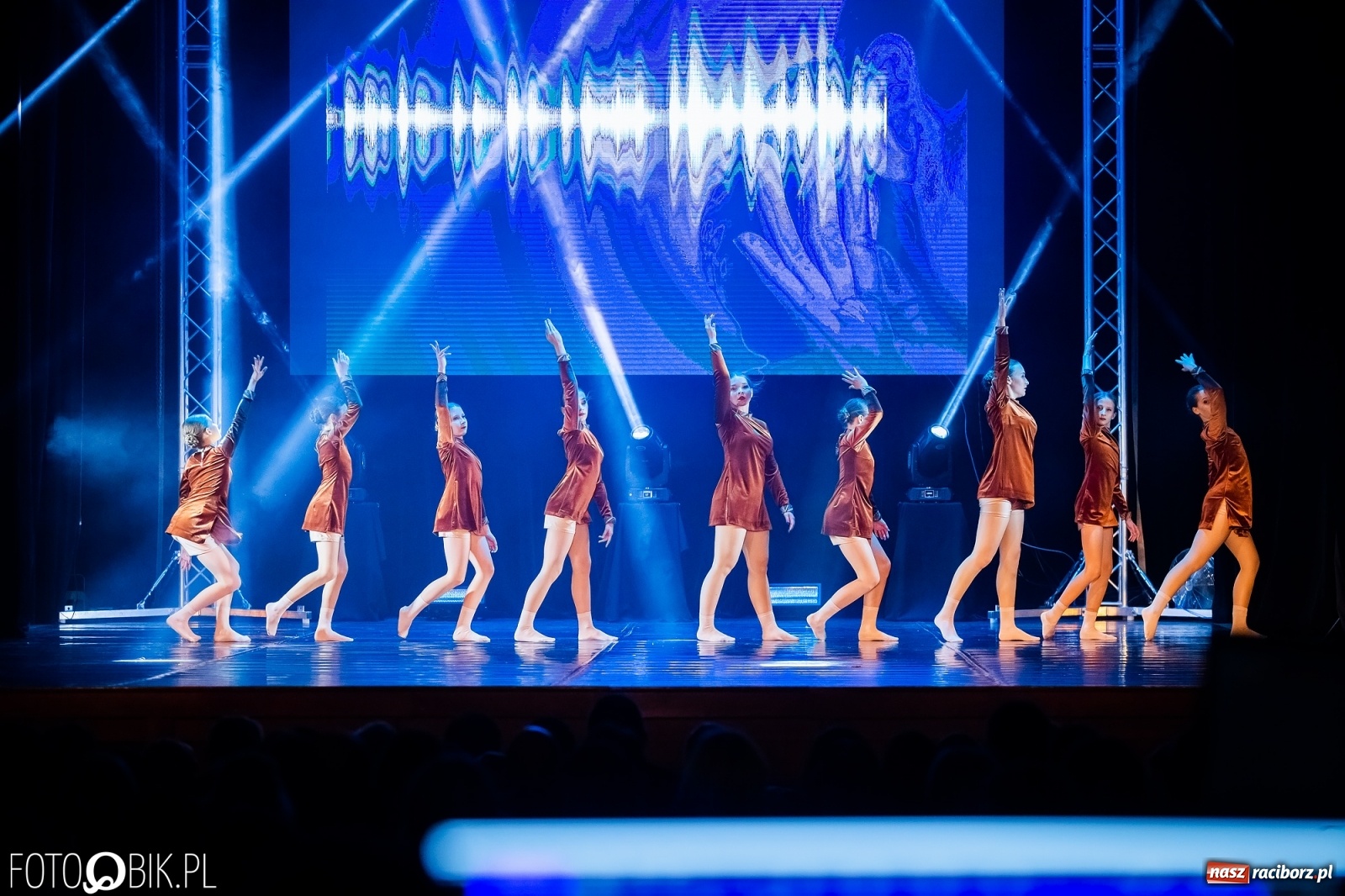 Zdjęcie w galerii na portalu naszraciborz.pl: Jubileuszowa gala zespołu tanecznego Skaza w Raciborskim Centrum Kultury wiadomości z regionu