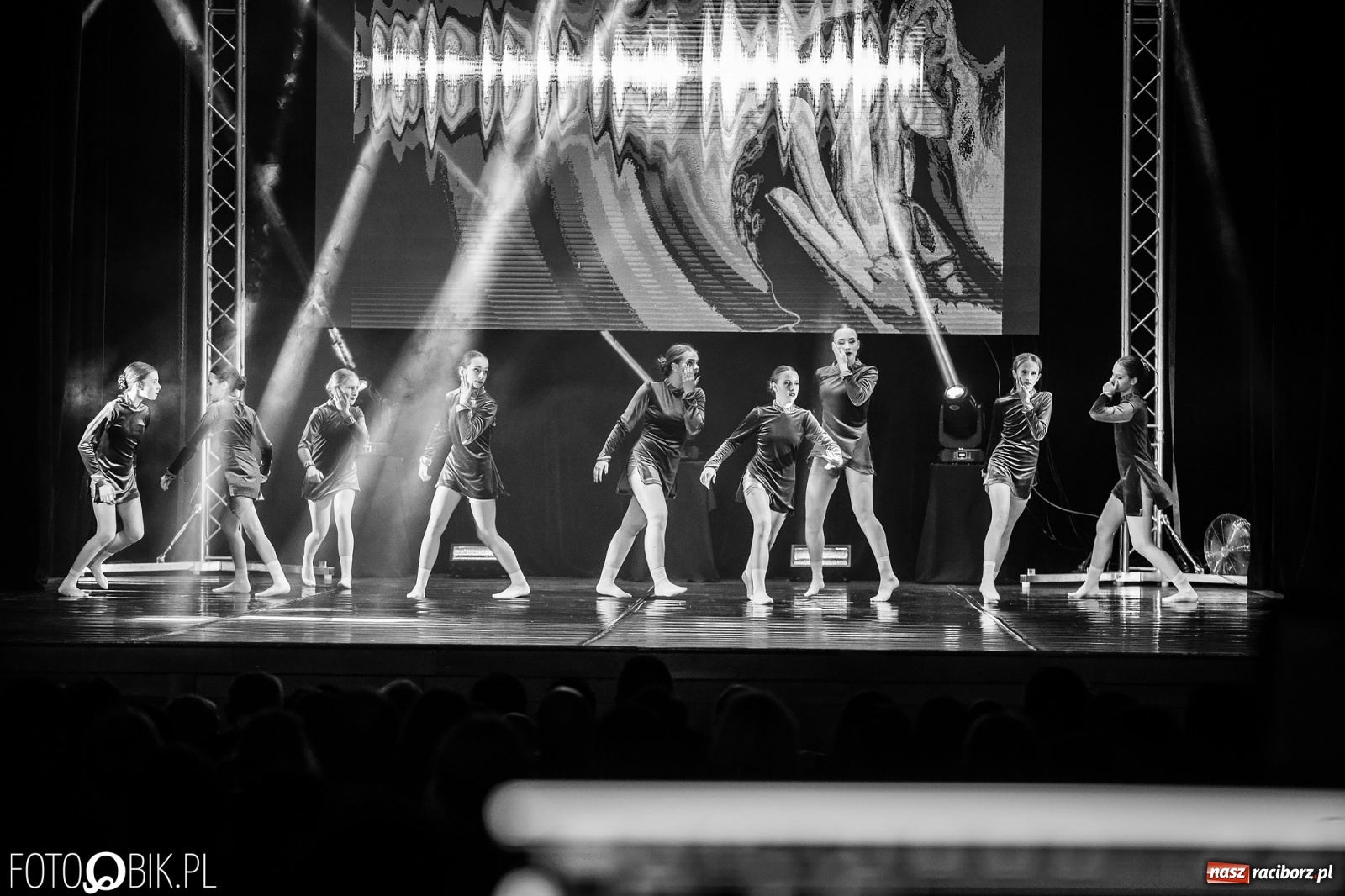 Zdjęcie w galerii na portalu naszraciborz.pl: Jubileuszowa gala zespołu tanecznego Skaza w Raciborskim Centrum Kultury wiadomości z regionu