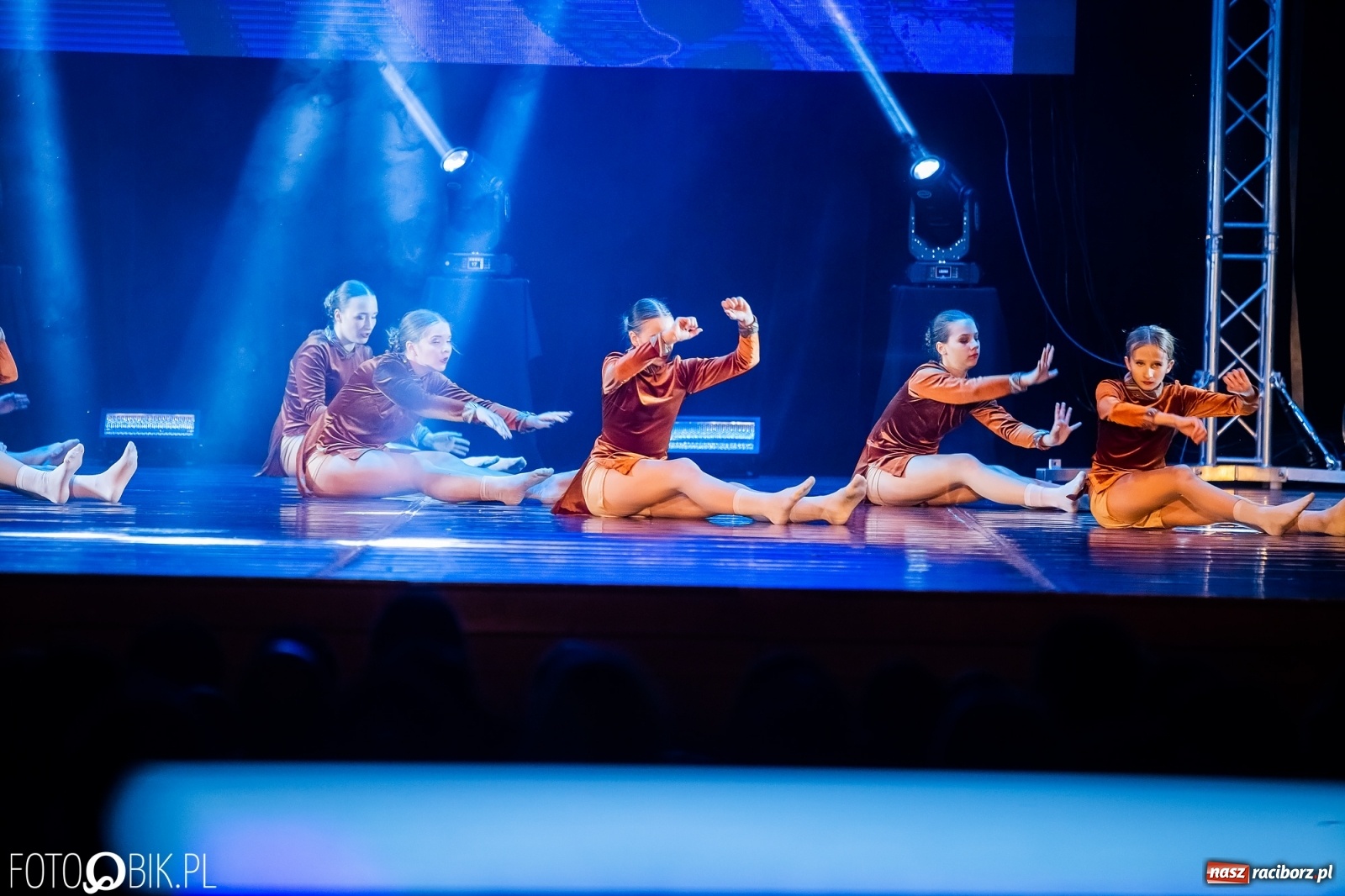 Zdjęcie w galerii na portalu naszraciborz.pl: Jubileuszowa gala zespołu tanecznego Skaza w Raciborskim Centrum Kultury wiadomości z regionu