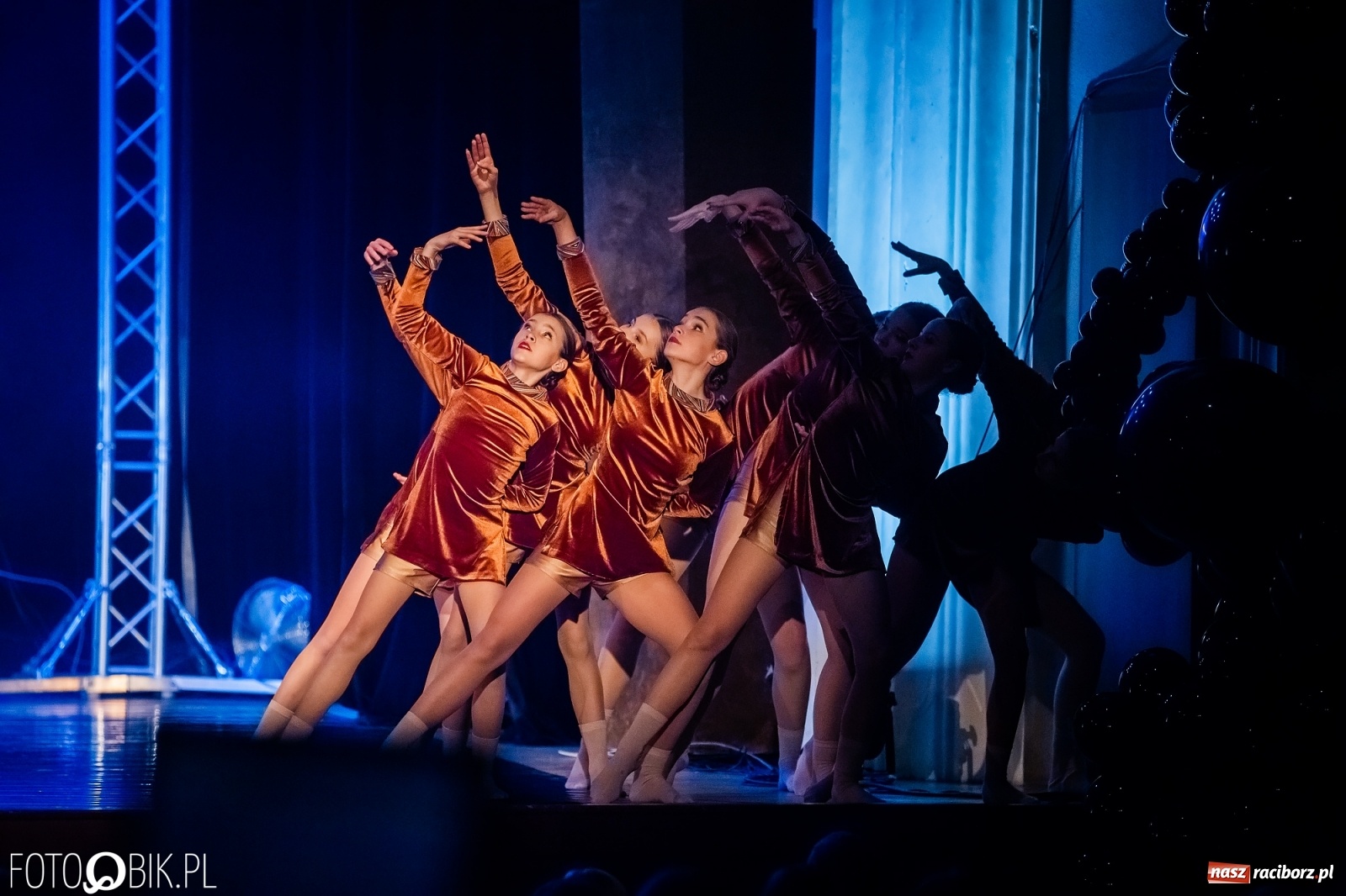 Zdjęcie w galerii na portalu naszraciborz.pl: Jubileuszowa gala zespołu tanecznego Skaza w Raciborskim Centrum Kultury wiadomości z regionu