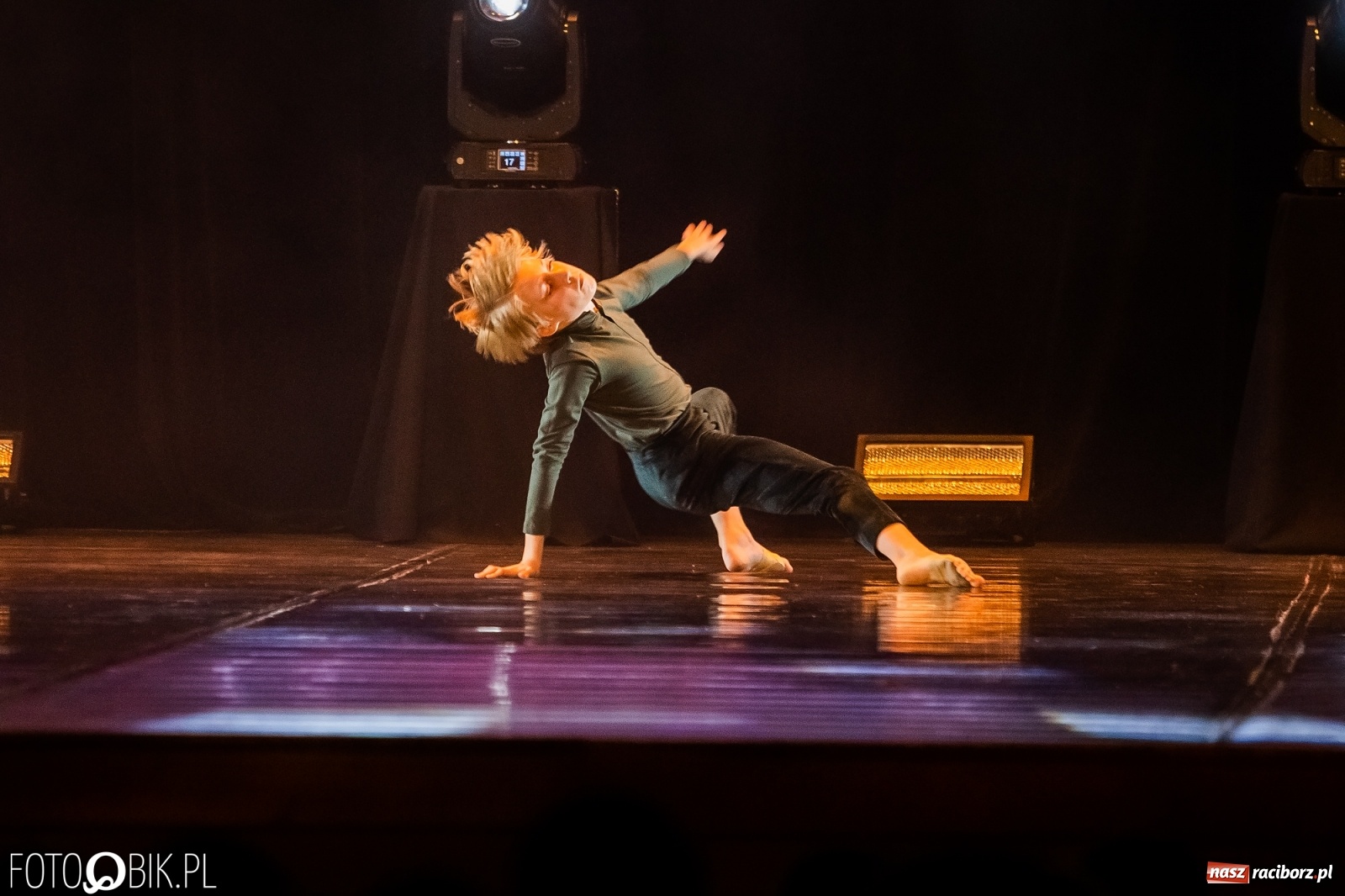 Zdjęcie w galerii na portalu naszraciborz.pl: Jubileuszowa gala zespołu tanecznego Skaza w Raciborskim Centrum Kultury wiadomości z regionu