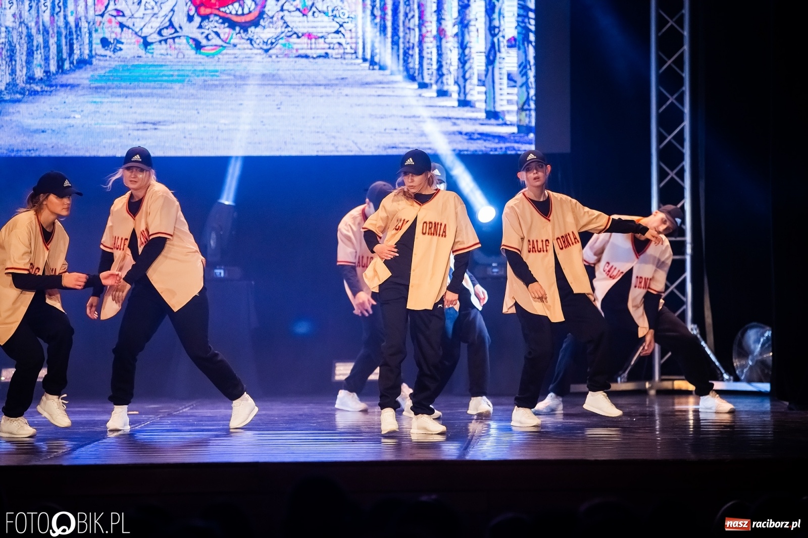 Zdjęcie w galerii na portalu naszraciborz.pl: Jubileuszowa gala zespołu tanecznego Skaza w Raciborskim Centrum Kultury wiadomości z regionu