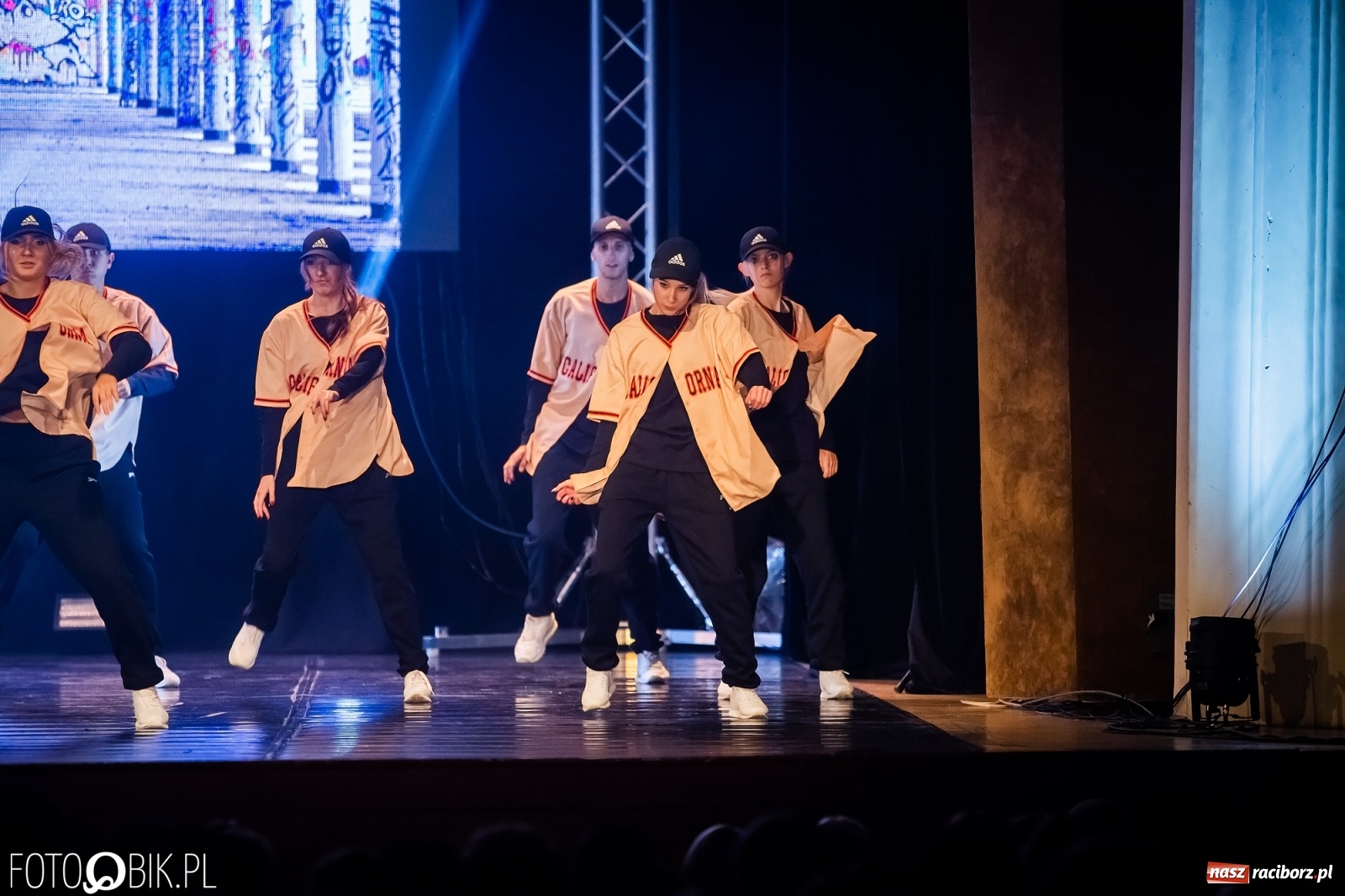 Zdjęcie w galerii na portalu naszraciborz.pl: Jubileuszowa gala zespołu tanecznego Skaza w Raciborskim Centrum Kultury wiadomości z regionu