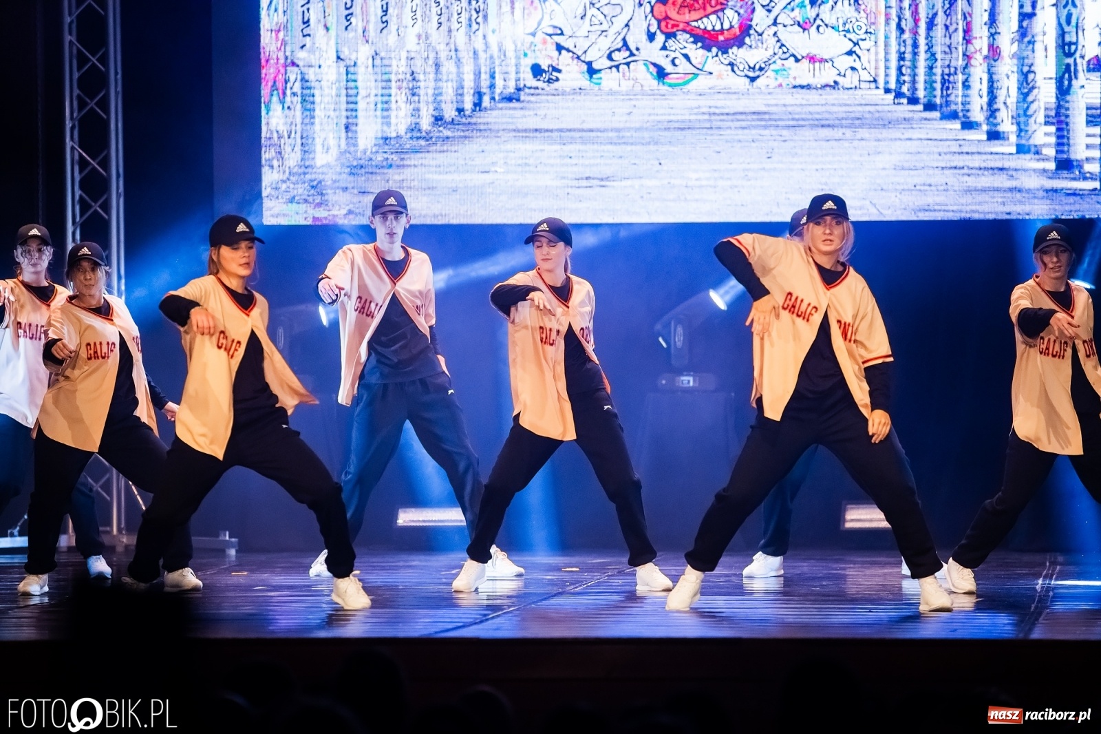 Zdjęcie w galerii na portalu naszraciborz.pl: Jubileuszowa gala zespołu tanecznego Skaza w Raciborskim Centrum Kultury wiadomości z regionu