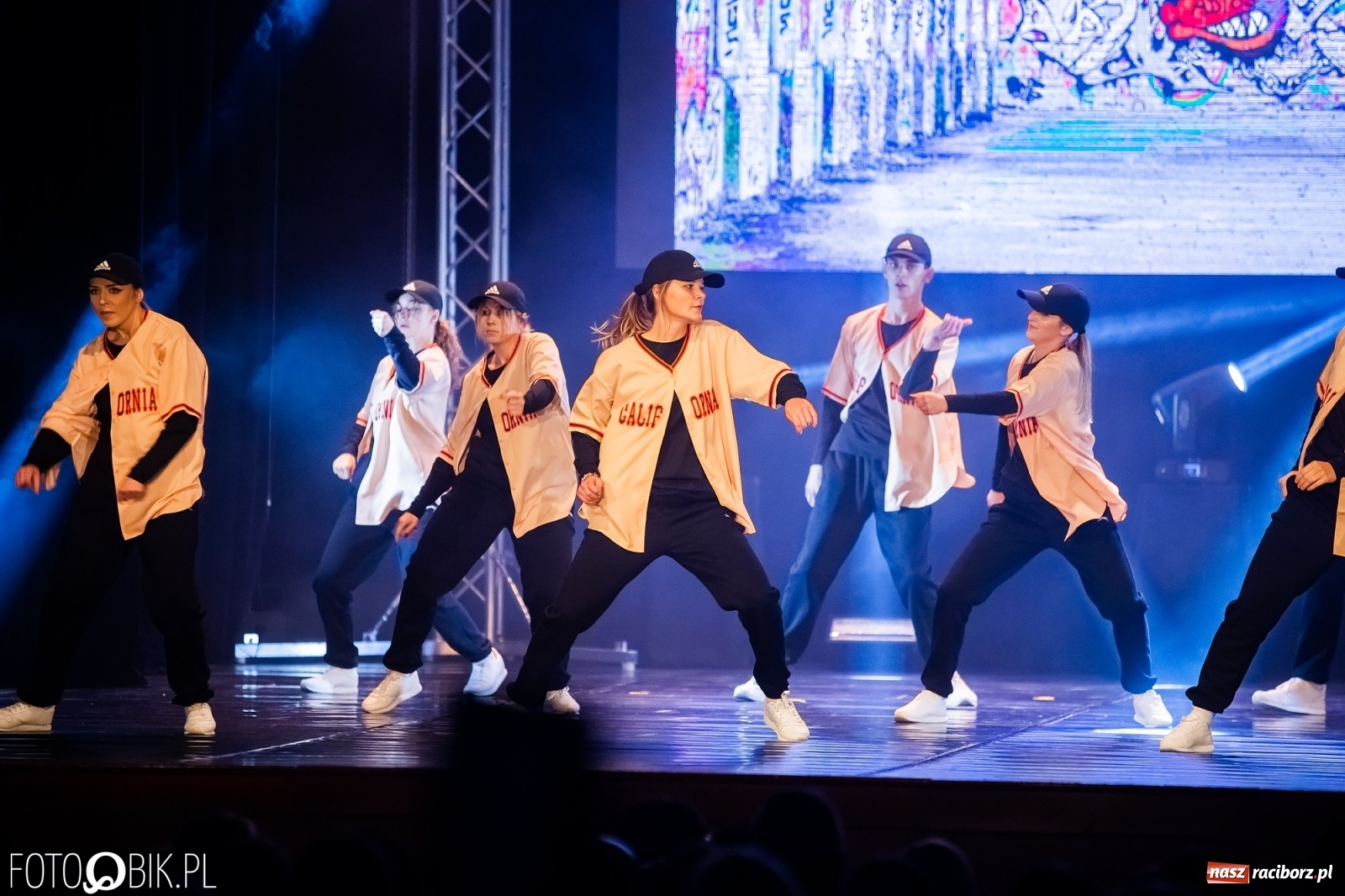 Zdjęcie w galerii na portalu naszraciborz.pl: Jubileuszowa gala zespołu tanecznego Skaza w Raciborskim Centrum Kultury wiadomości z regionu