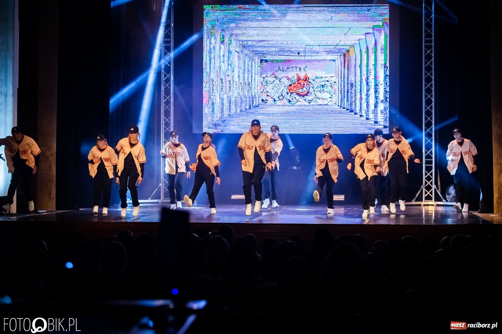 Zdjęcie w galerii na portalu naszraciborz.pl: Jubileuszowa gala zespołu tanecznego Skaza w Raciborskim Centrum Kultury wiadomości z regionu