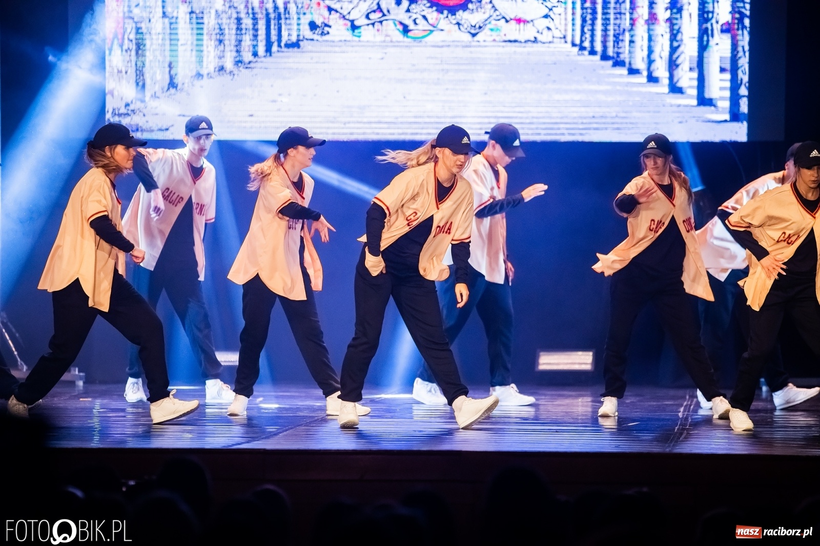 Zdjęcie w galerii na portalu naszraciborz.pl: Jubileuszowa gala zespołu tanecznego Skaza w Raciborskim Centrum Kultury wiadomości z regionu