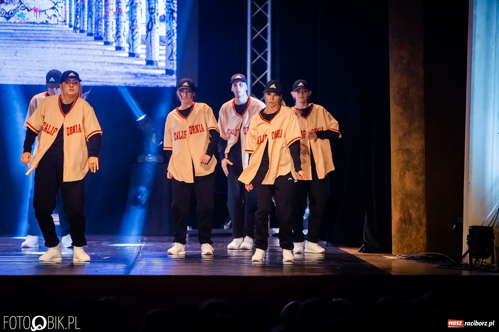 Zdjęcie w galerii na portalu naszraciborz.pl: Jubileuszowa gala zespołu tanecznego Skaza w Raciborskim Centrum Kultury wiadomości z regionu