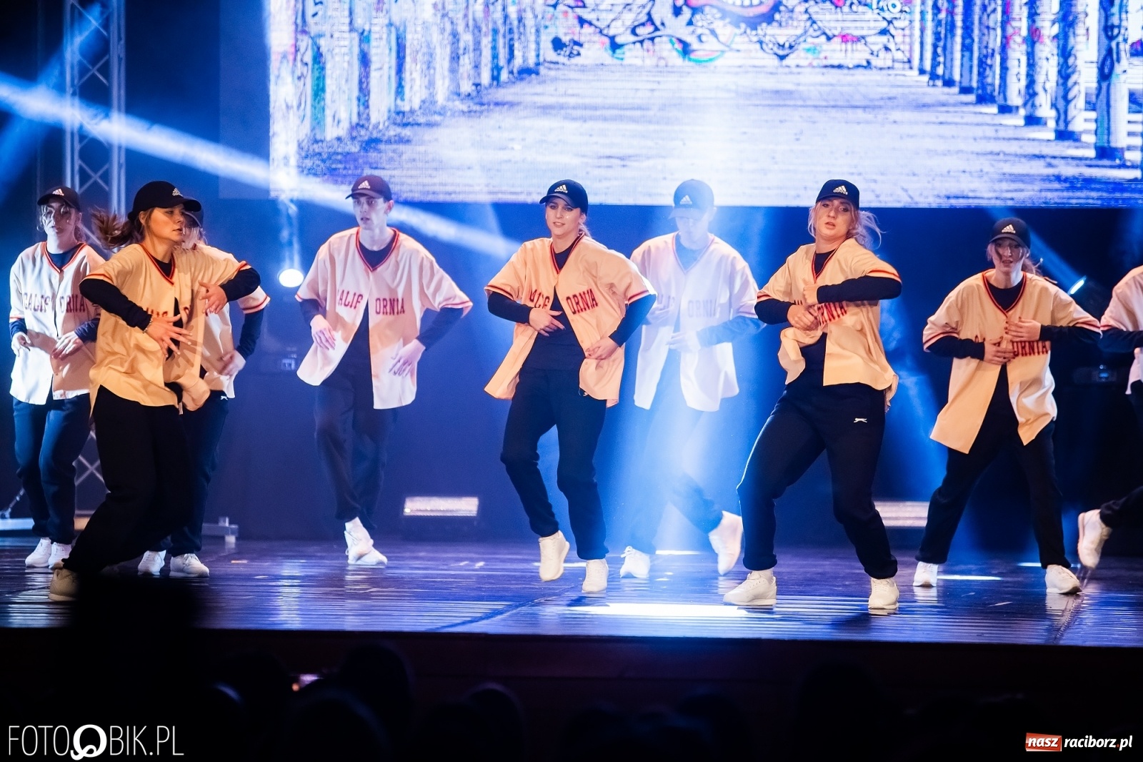 Zdjęcie w galerii na portalu naszraciborz.pl: Jubileuszowa gala zespołu tanecznego Skaza w Raciborskim Centrum Kultury wiadomości z regionu