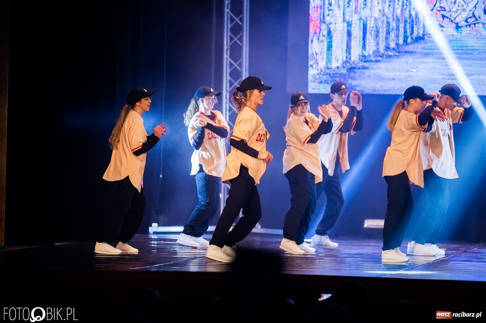 Zdjęcie w galerii na portalu naszraciborz.pl: Jubileuszowa gala zespołu tanecznego Skaza w Raciborskim Centrum Kultury wiadomości z regionu