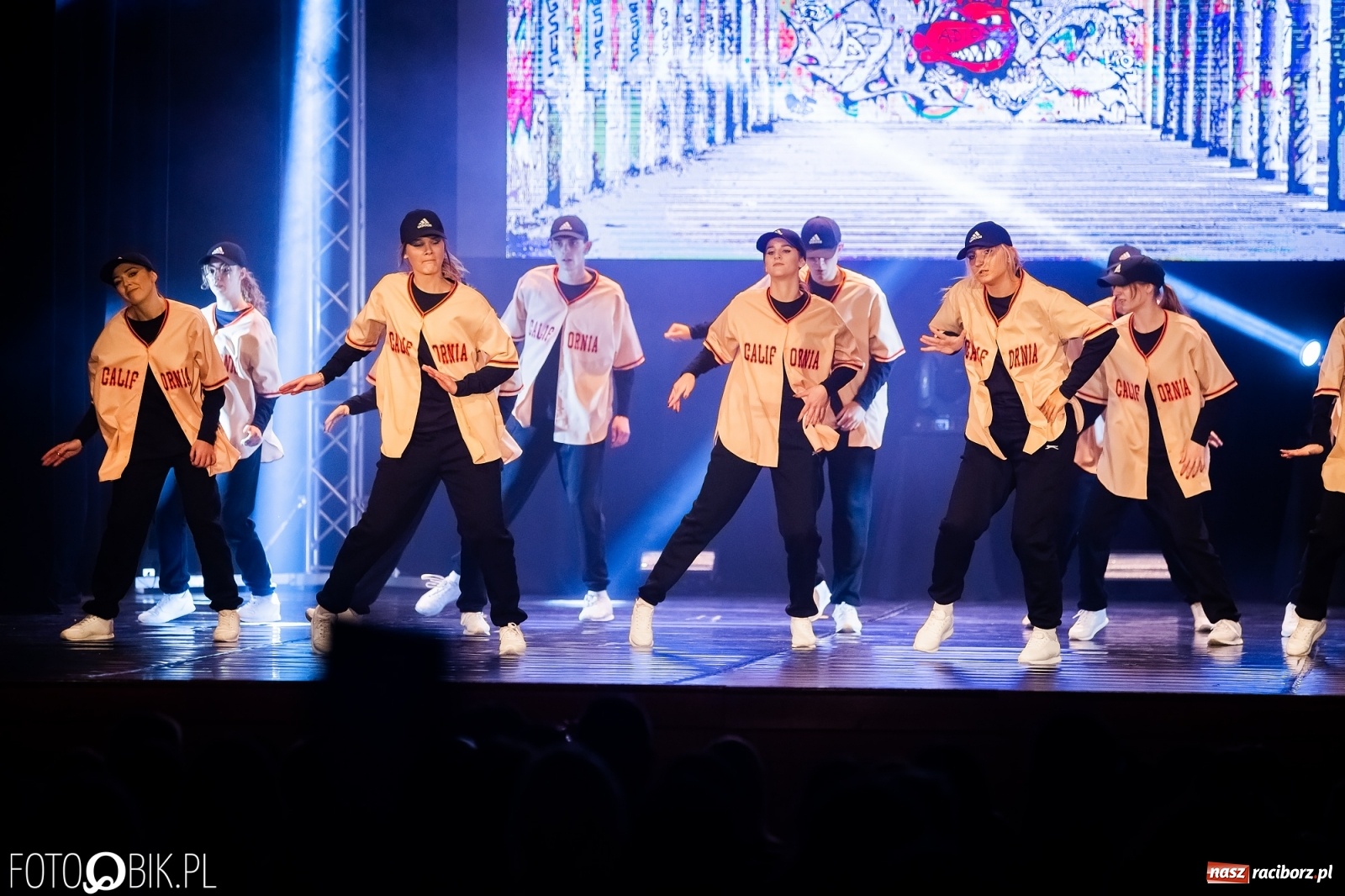 Zdjęcie w galerii na portalu naszraciborz.pl: Jubileuszowa gala zespołu tanecznego Skaza w Raciborskim Centrum Kultury wiadomości z regionu