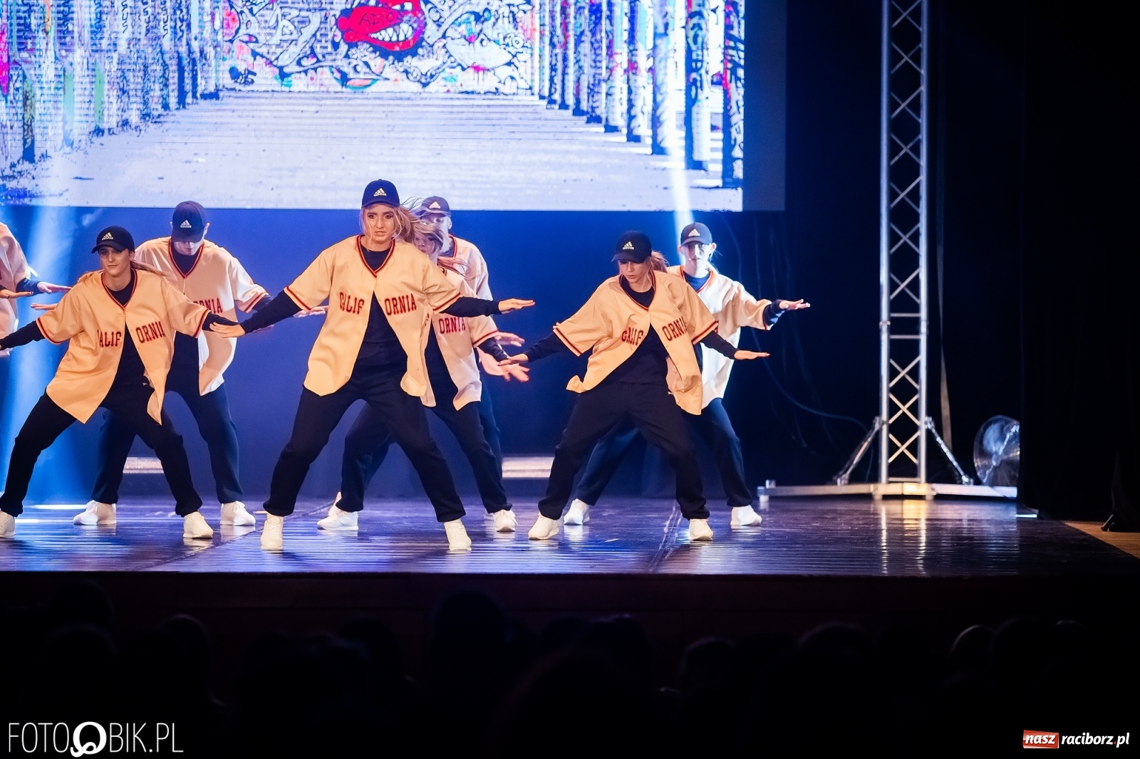 Zdjęcie w galerii na portalu naszraciborz.pl: Jubileuszowa gala zespołu tanecznego Skaza w Raciborskim Centrum Kultury wiadomości z regionu