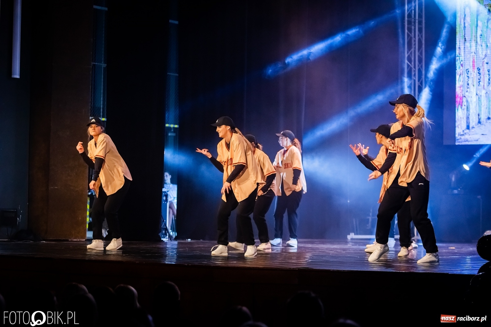 Zdjęcie w galerii na portalu naszraciborz.pl: Jubileuszowa gala zespołu tanecznego Skaza w Raciborskim Centrum Kultury wiadomości z regionu