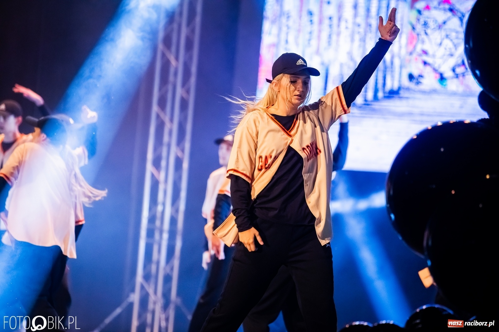 Zdjęcie w galerii na portalu naszraciborz.pl: Jubileuszowa gala zespołu tanecznego Skaza w Raciborskim Centrum Kultury wiadomości z regionu