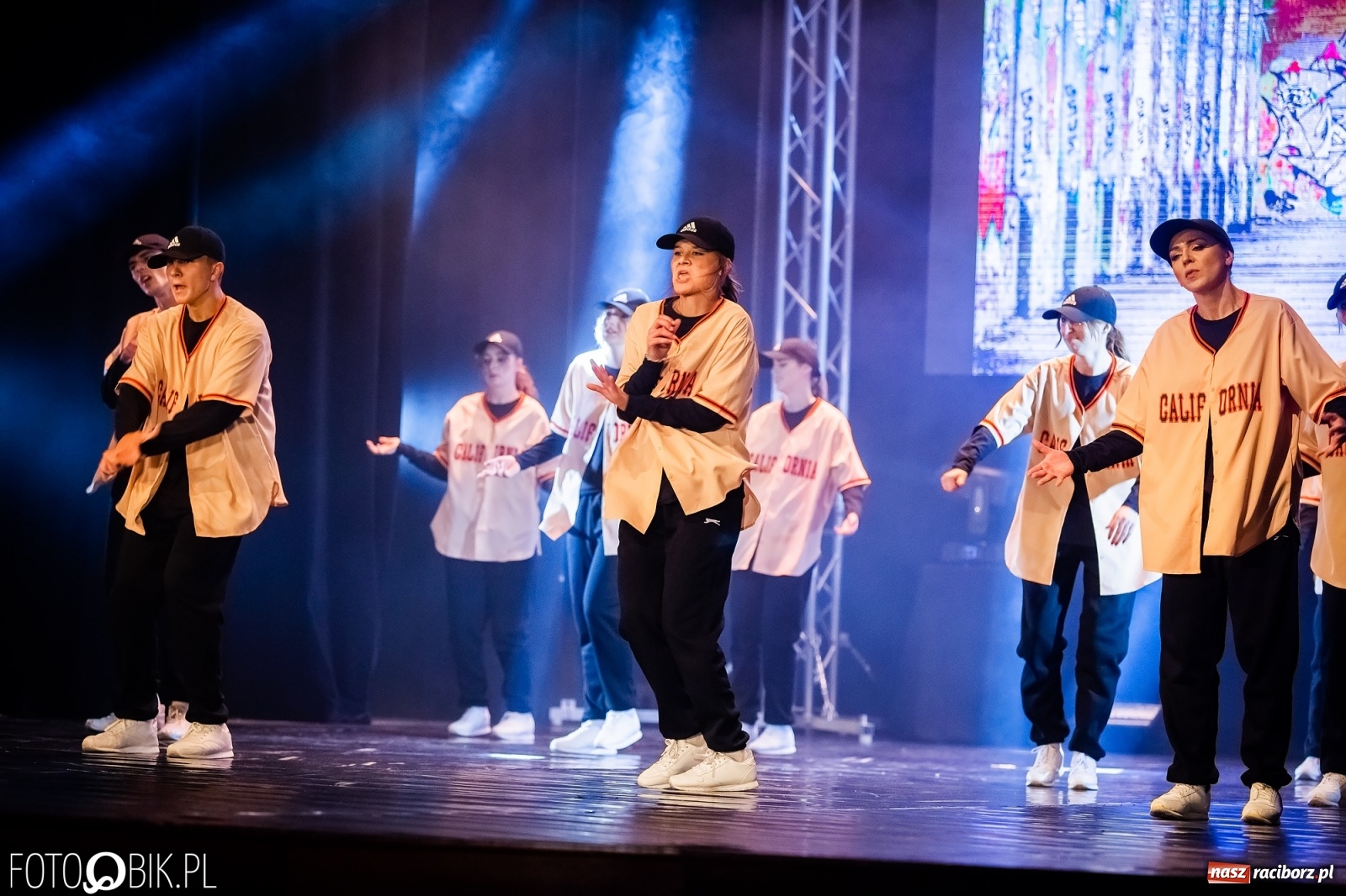 Zdjęcie w galerii na portalu naszraciborz.pl: Jubileuszowa gala zespołu tanecznego Skaza w Raciborskim Centrum Kultury wiadomości z regionu