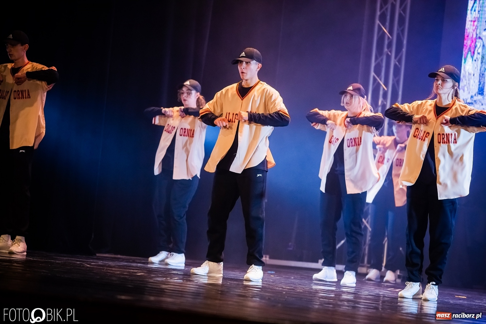 Zdjęcie w galerii na portalu naszraciborz.pl: Jubileuszowa gala zespołu tanecznego Skaza w Raciborskim Centrum Kultury wiadomości z regionu