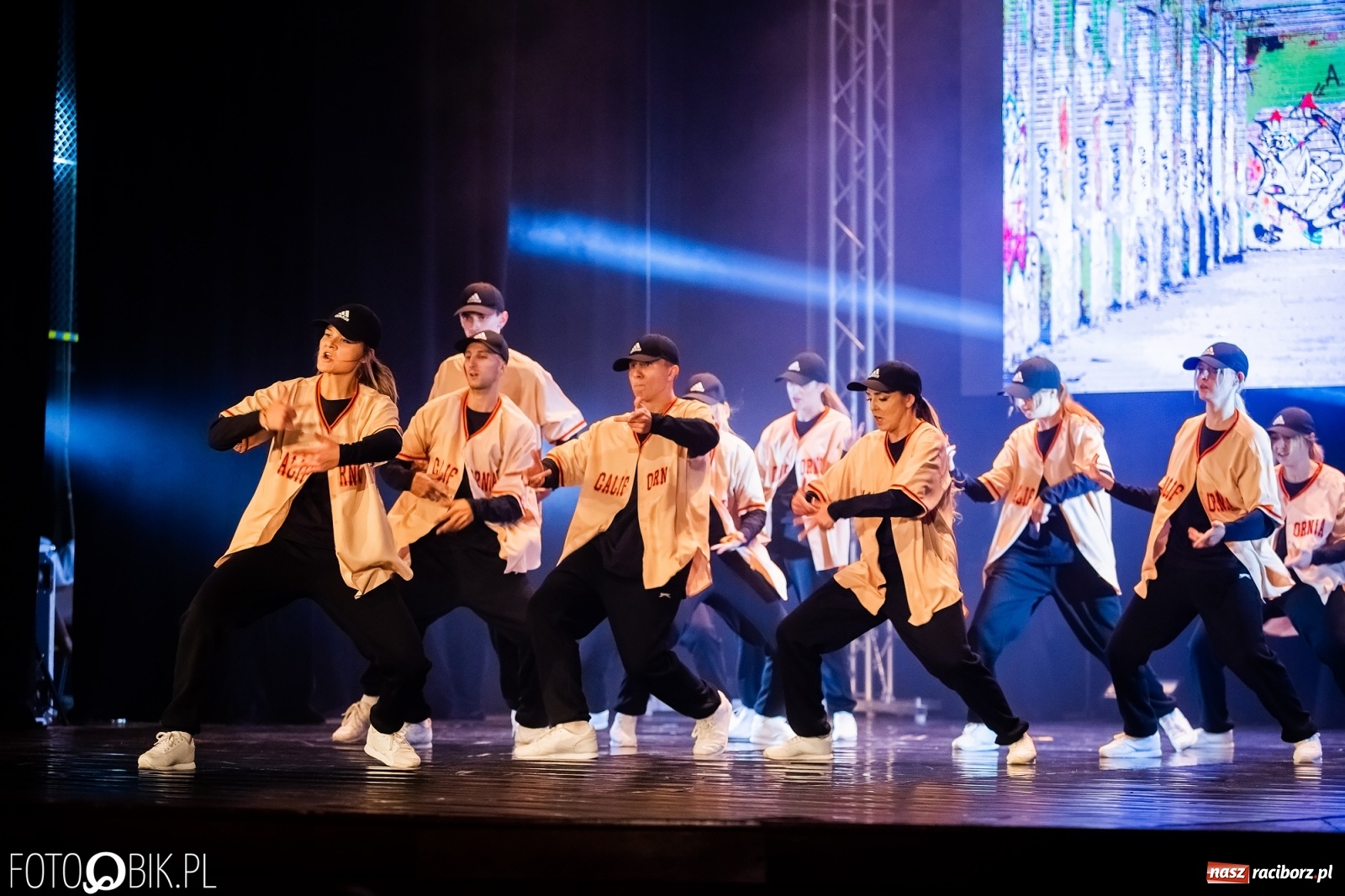 Zdjęcie w galerii na portalu naszraciborz.pl: Jubileuszowa gala zespołu tanecznego Skaza w Raciborskim Centrum Kultury wiadomości z regionu