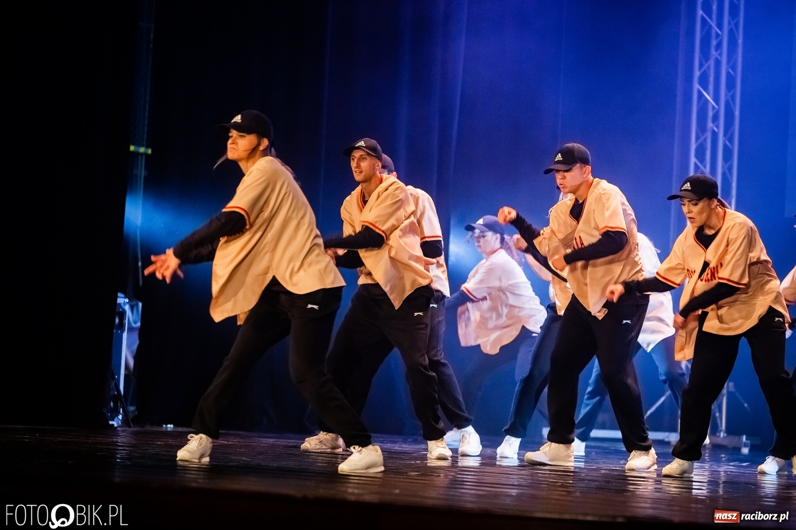 Zdjęcie w galerii na portalu naszraciborz.pl: Jubileuszowa gala zespołu tanecznego Skaza w Raciborskim Centrum Kultury wiadomości z regionu