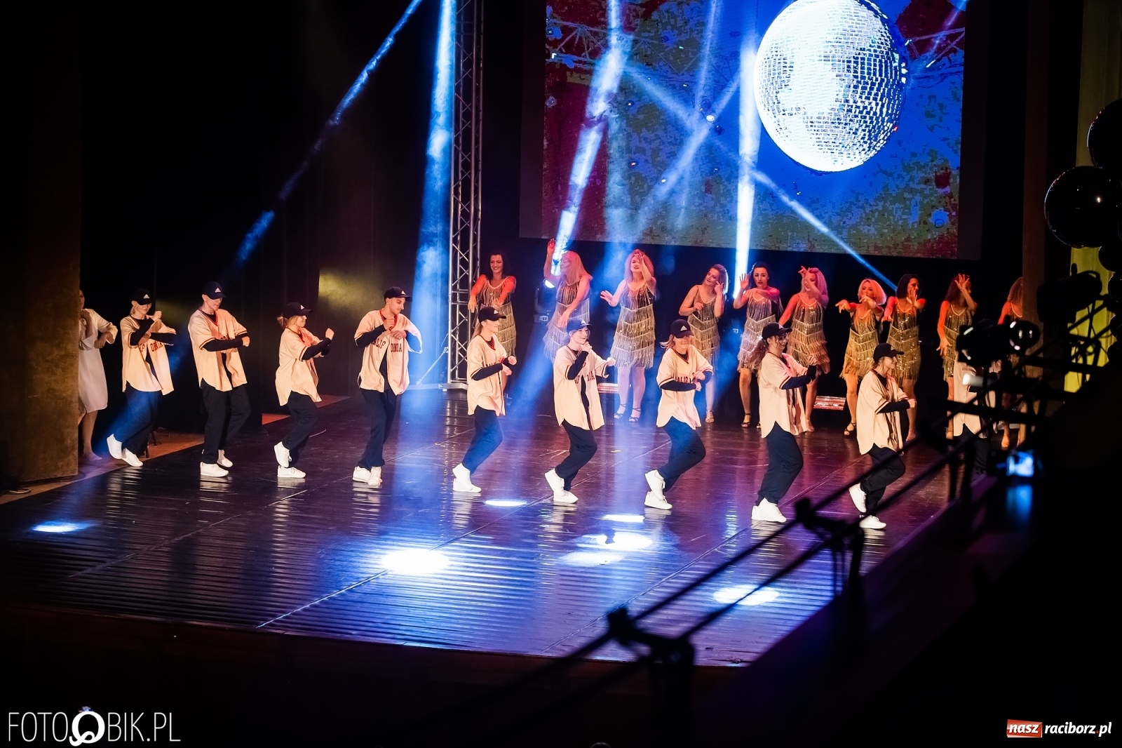 Zdjęcie w galerii na portalu naszraciborz.pl: Jubileuszowa gala zespołu tanecznego Skaza w Raciborskim Centrum Kultury wiadomości z regionu