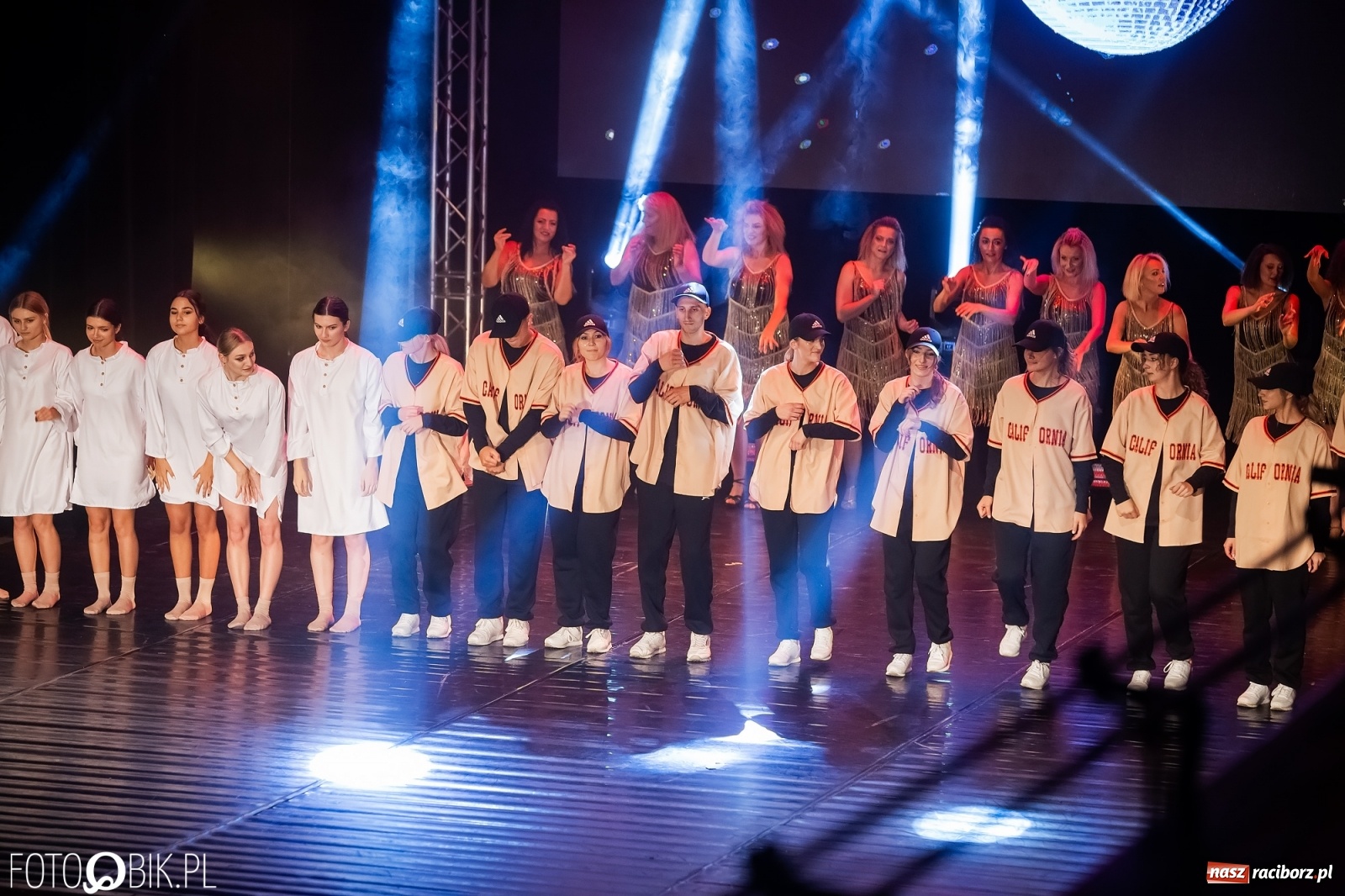 Zdjęcie w galerii na portalu naszraciborz.pl: Jubileuszowa gala zespołu tanecznego Skaza w Raciborskim Centrum Kultury wiadomości z regionu