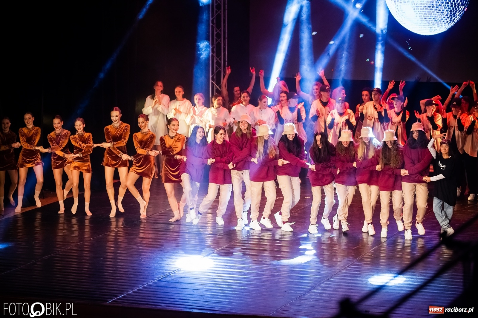 Zdjęcie w galerii na portalu naszraciborz.pl: Jubileuszowa gala zespołu tanecznego Skaza w Raciborskim Centrum Kultury wiadomości z regionu