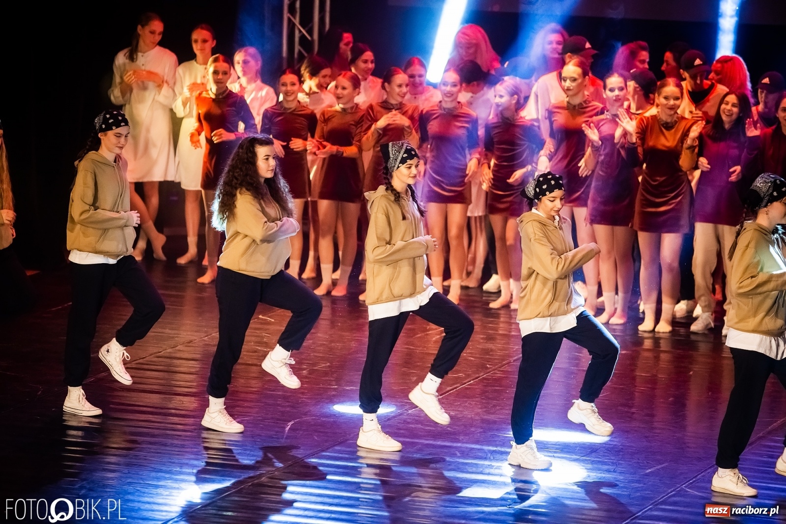 Zdjęcie w galerii na portalu naszraciborz.pl: Jubileuszowa gala zespołu tanecznego Skaza w Raciborskim Centrum Kultury wiadomości z regionu