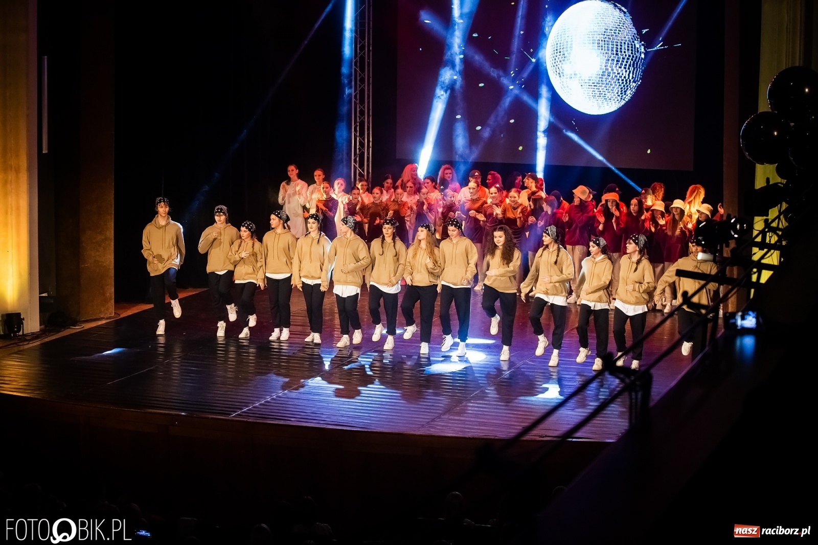 Zdjęcie w galerii na portalu naszraciborz.pl: Jubileuszowa gala zespołu tanecznego Skaza w Raciborskim Centrum Kultury wiadomości z regionu